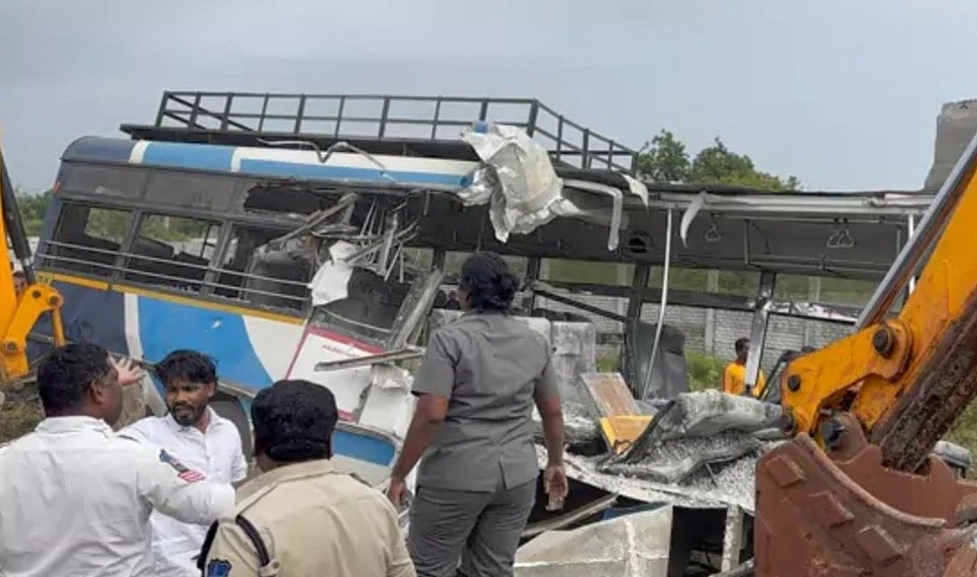 ರಂಗಾರೆಡ್ಡಿ ಬಳಿ ತೆಲಂಗಾಣ ಸಾರಿಗೆ ಬಸ್‌ಗೆ ಡಿಕ್ಕಿಯಾದ ಟಿಪ್ಪರ್: 19 ಜನ ಸಾವು