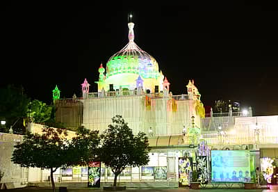 ಗುರುನಾನಕರ ಜಯಂತಿ ಅಂಗವಾಗಿ ಬೀದರ್ ನ ಗುರುದ್ವಾರವನ್ನು ವಿದ್ಯುತ್ ದೀಪಗಳಿಂದ ಅಲಂಕರಿಸಲಾಗಿದೆ