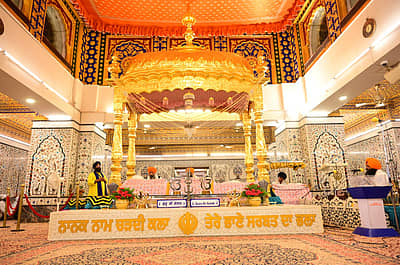 ಗುರುನಾನಕರ ಜಯಂತಿ ಅಂಗವಾಗಿ ಬೀದರ್ ನ ಗುರುದ್ವಾರವನ್ನು ವಿದ್ಯುತ್ ದೀಪಗಳಿಂದ ಅಲಂಕರಿಸಲಾಗಿದೆ