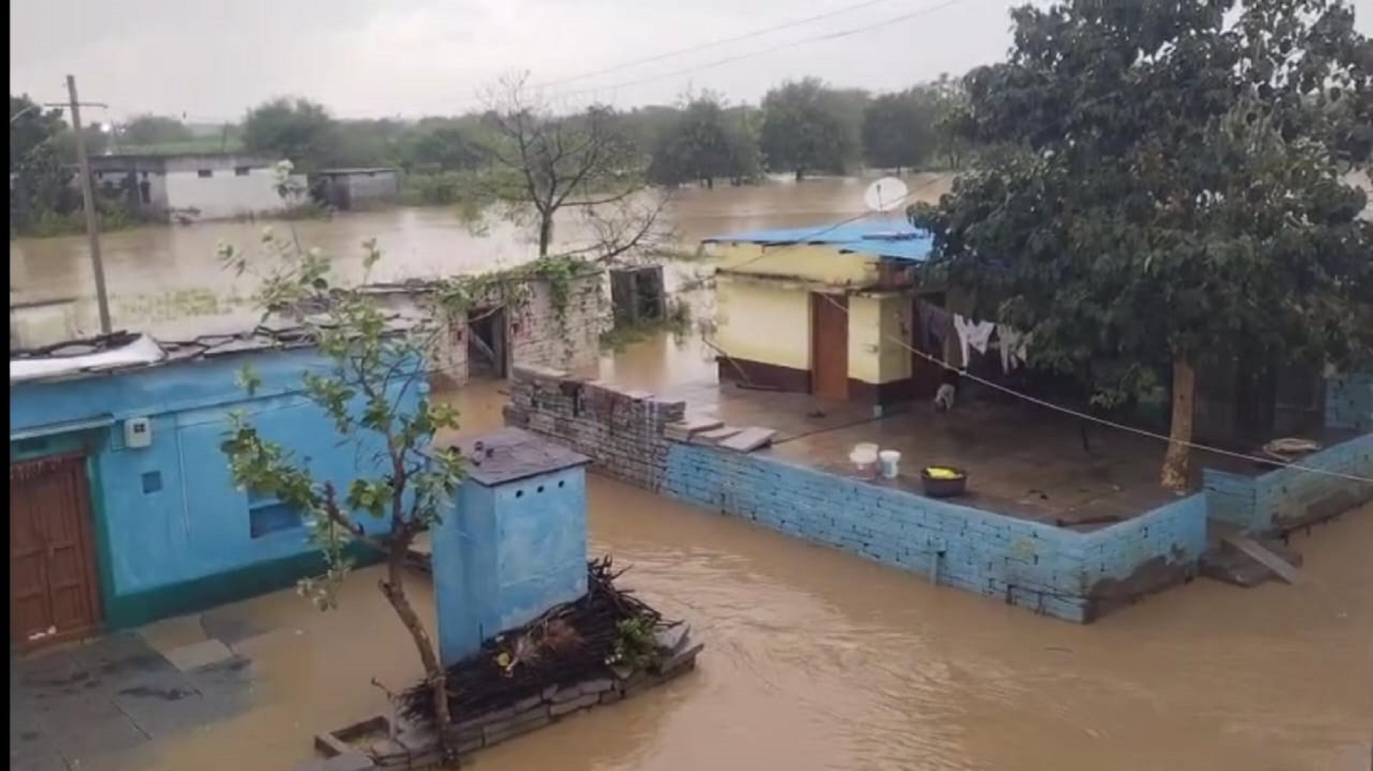ಚಿಂಚೋಳಿ ತಾಲ್ಲೂಕು ಬೆನಕನಳ್ಳಿ ಗ್ರಾಮದಲ್ಲಿ ಪ್ರವಾಹದ ರೀತಿ ಮಳೆ ನೀರು ಹರಿದು ಮನೆಗಳು ಜಲಾವೃತವಾಗಿರುವುದು 