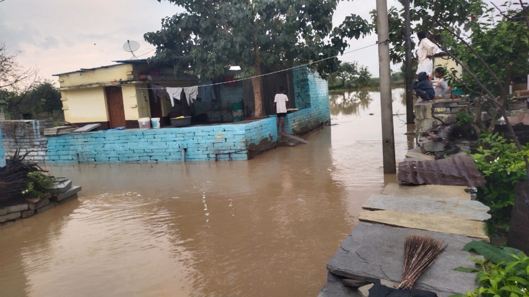 ಚಿಂಚೋಳಿ ತಾಲ್ಲೂಕು ಬೆನಕನಳ್ಳಿ ಗ್ರಾಮದಲ್ಲಿ ಪ್ರವಾಹದ ರೀತಿ ಮಳೆ ನೀರು ಹರಿದು ಮನೆಗಳು ಜಲಾವೃತವಾಗಿರುವುದು 