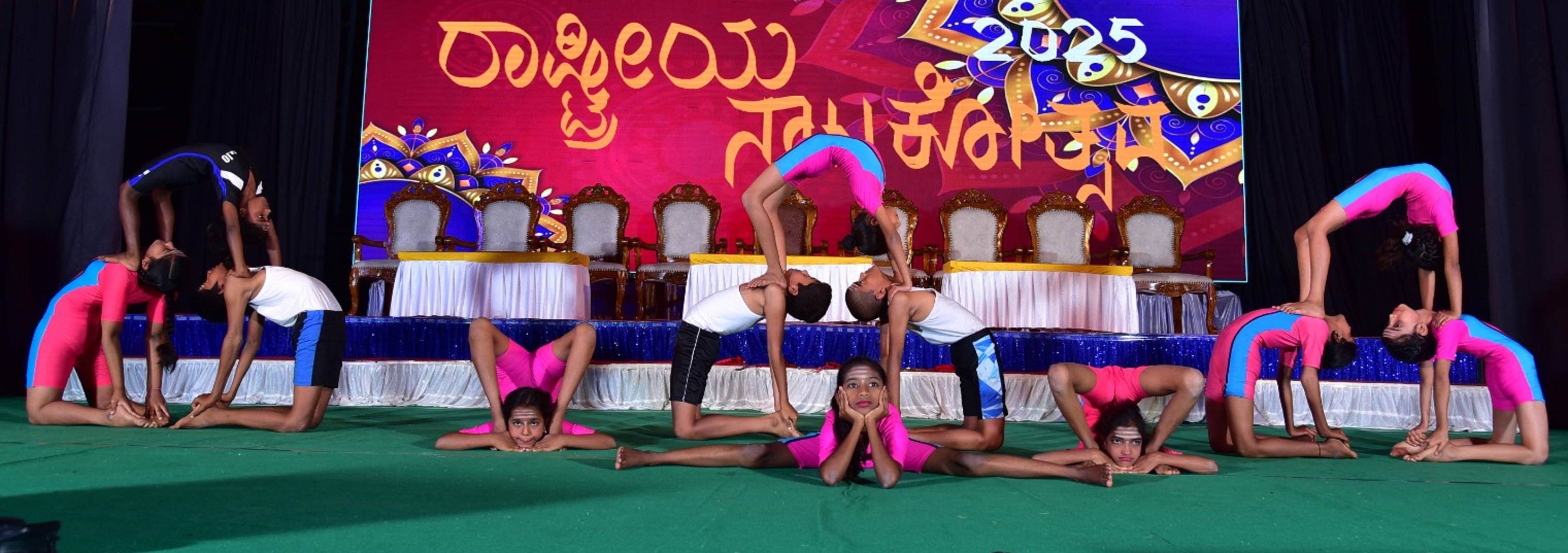 ಹೊಸದುರ್ಗದ ಸಾಣೇಹಳ್ಳಿಯಲ್ಲಿನ ನಾಟಕೋತ್ಸವದಲ್ಲಿ ಅಣ್ಣಿಗೆರೆ ಯಶಸ್ವಿನಿ ಯೋಗ ಸಂಸ್ಥೆ ವಿದ್ಯಾರ್ಥಿಗಳು ವಚನ ಯೋಗ ನೃತ್ಯ ಪ್ರದರ್ಶಿಸಿದರು