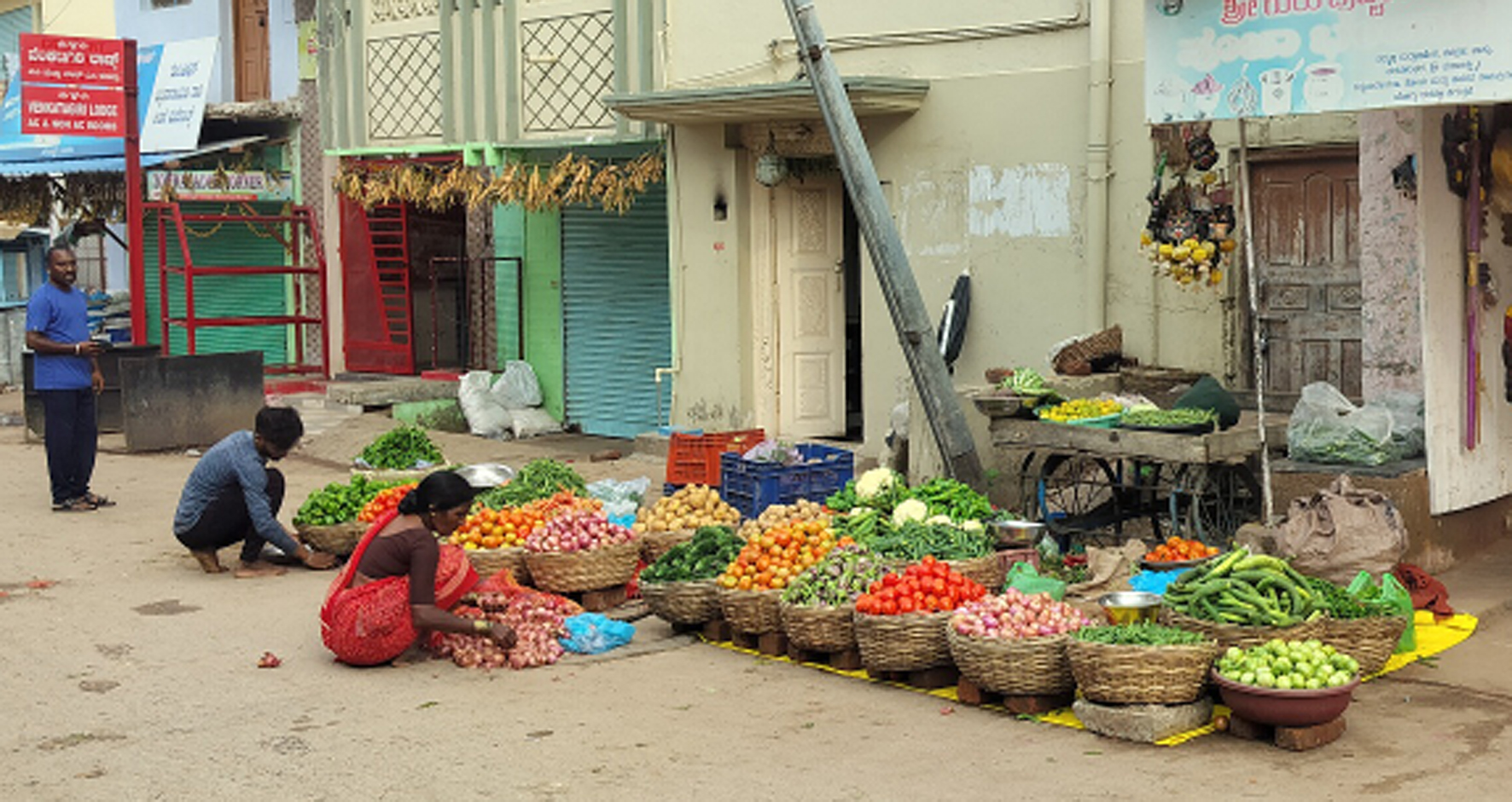 ಸುರಪುರದ ವೇಣುಗೋಪಾಲಸ್ವಾಮಿ ರಸ್ತೆಯಲ್ಲಿ ತರಕಾರಿ ಮಾರಾಟ ಮಾಡುತ್ತಿರುವುದು