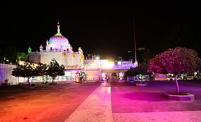 ಗುರುನಾನಕರ ಜಯಂತಿ ಅಂಗವಾಗಿ ಬೀದರ್ ನ ಗುರುದ್ವಾರವನ್ನು ವಿದ್ಯುತ್ ದೀಪಗಳಿಂದ ಅಲಂಕರಿಸಲಾಗಿದೆ