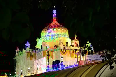 ಗುರುನಾನಕರ ಜಯಂತಿ ಅಂಗವಾಗಿ ಬೀದರ್ ನ ಗುರುದ್ವಾರವನ್ನು ವಿದ್ಯುತ್ ದೀಪಗಳಿಂದ ಅಲಂಕರಿಸಲಾಗಿದೆ