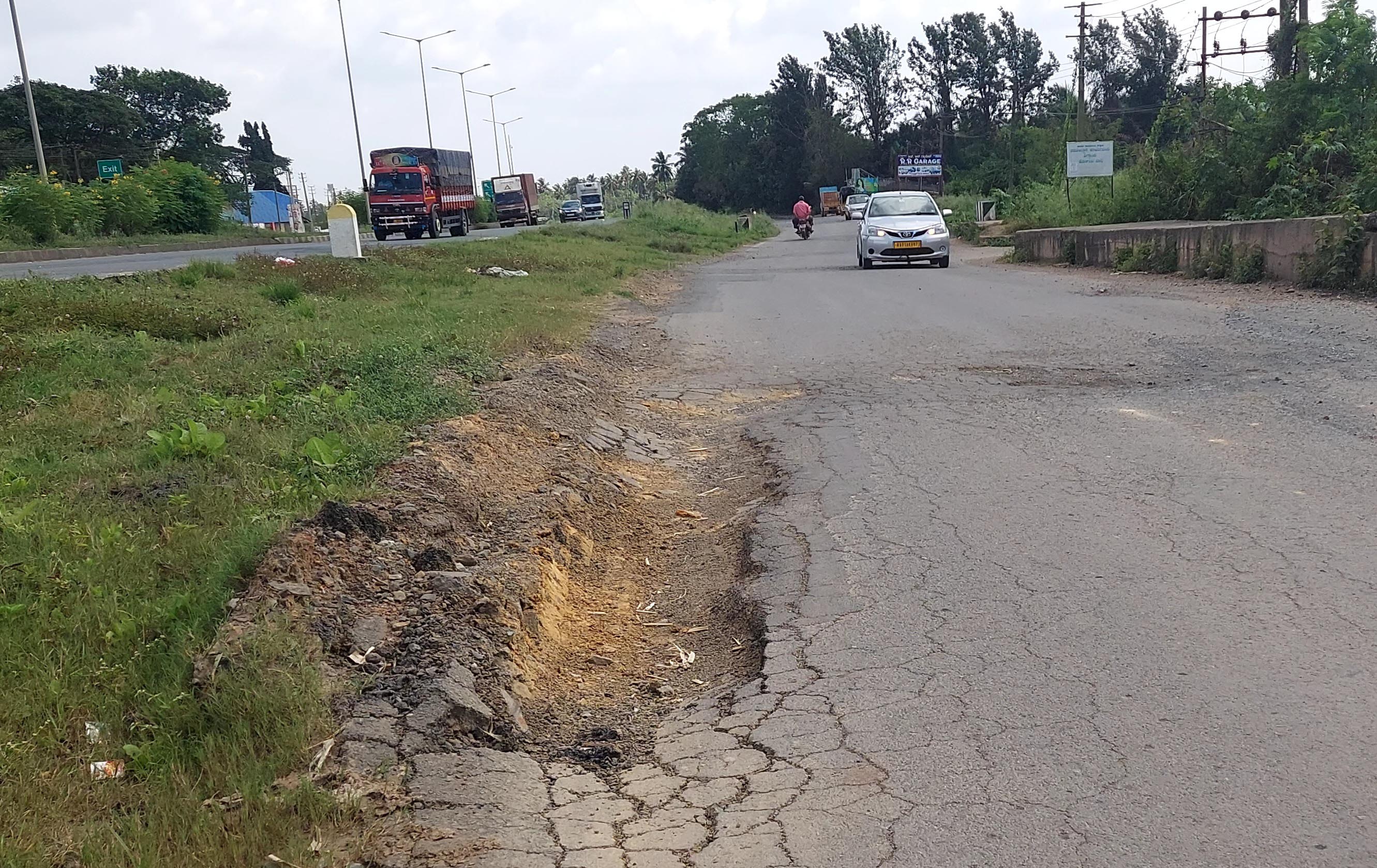 ಶಿಗ್ಗಾವಿ ಪಟ್ಟದ ತಹಶೀಲ್ದಾರ್ ಕಚೇರಿ ಮತ್ತು ನ್ಯಾಯಾಲಯಕ್ಕೆ ಹೋಗುವ ರಸ್ತೆ ಹಾಳಾಗಿದೆ