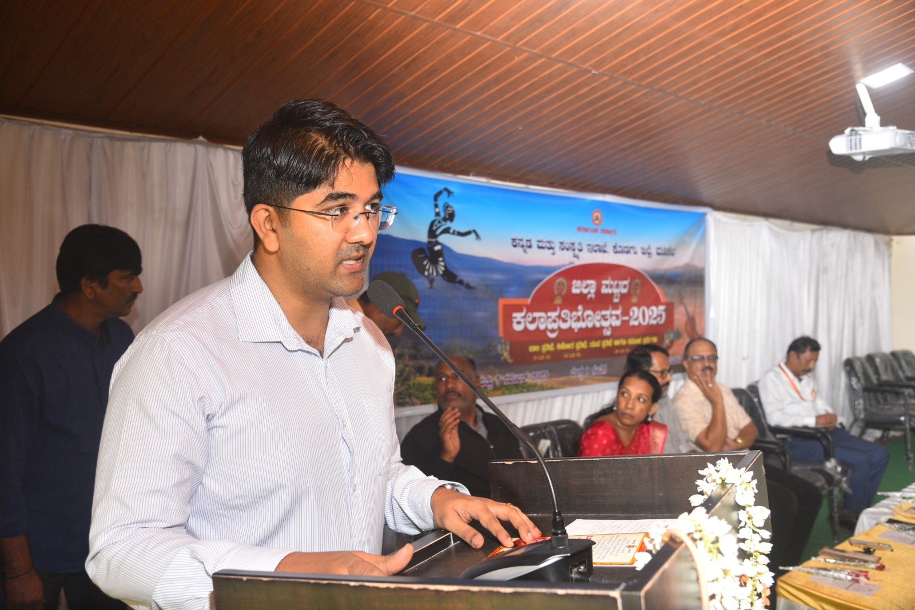 ಮಡಿಕೇರಿಯಲ್ಲಿ ಮಂಗಳವಾರ ಆರಂಭವಾದ ಜಿಲ್ಲಾಮಟ್ಟದ ಕಲಾ ಪ್ರತಿಭೋತ್ಸವದಲ್ಲಿ ಉಪವಿಭಾಗಾಧಿಕಾರಿ ನಿತಿನ್ ಚಕ್ಕಿ ಮಾತನಾಡಿದರು