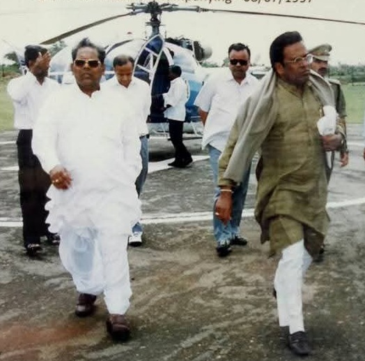 ದಿ. ಎಚ್‌.ಎಲ್‌. ನಾಗೇಗೌಡರೊಂದಿಗೆ ಹೆಜ್ಜೆ ಹಾಕುತ್ತಿರುವ ಎಚ್‌.ವೈ. ಮೇಟಿ