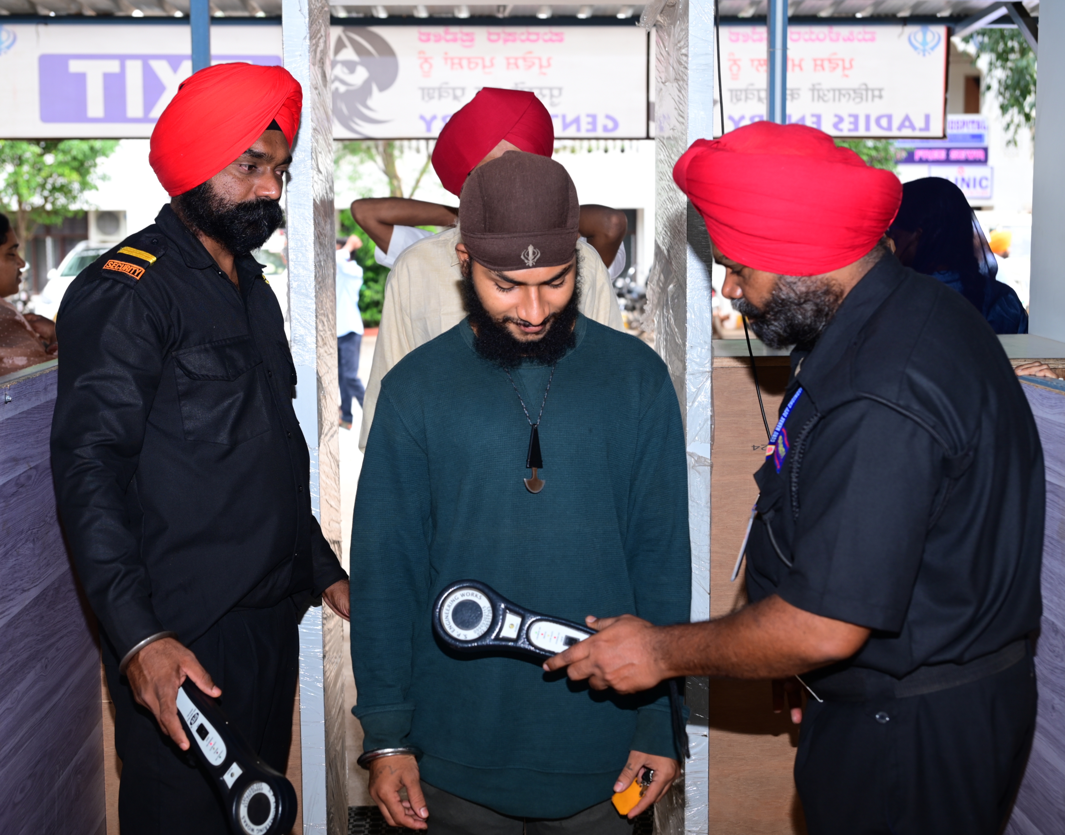 ಭಕ್ತರ ತಪಾಸಣೆ ನಡೆಸಿ ಗುರುದ್ವಾರದೊಳಗೆ ಬಿಡುತ್ತಿರುವುದು
–ಪ್ರಜಾವಾಣಿ ಚಿತ್ರಗಳು: ಲೋಕೇಶ ವಿ. ಬಿರಾದಾರ