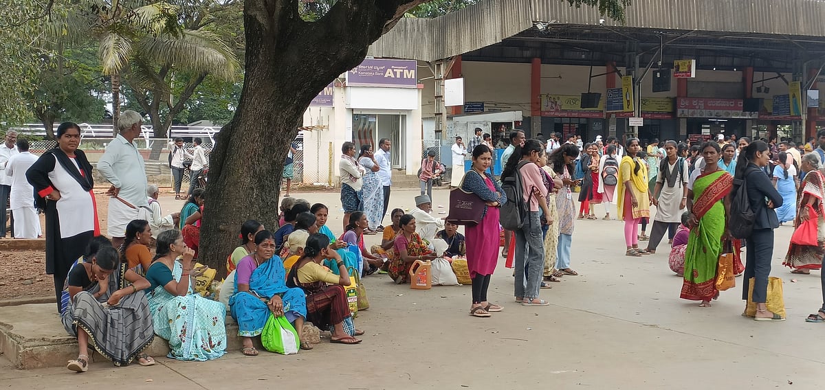 ಹರಿಹರದ ಬಸ್ ನಿಲ್ದಾಣದಲ್ಲಿ ಬೆಂಚ್‌ಗಳ ಕೊರತೆ: ಪ್ರಯಾಣಿಕರಿಗೆ ನಿಲ್ಲುವ ಶಿಕ್ಷೆ!