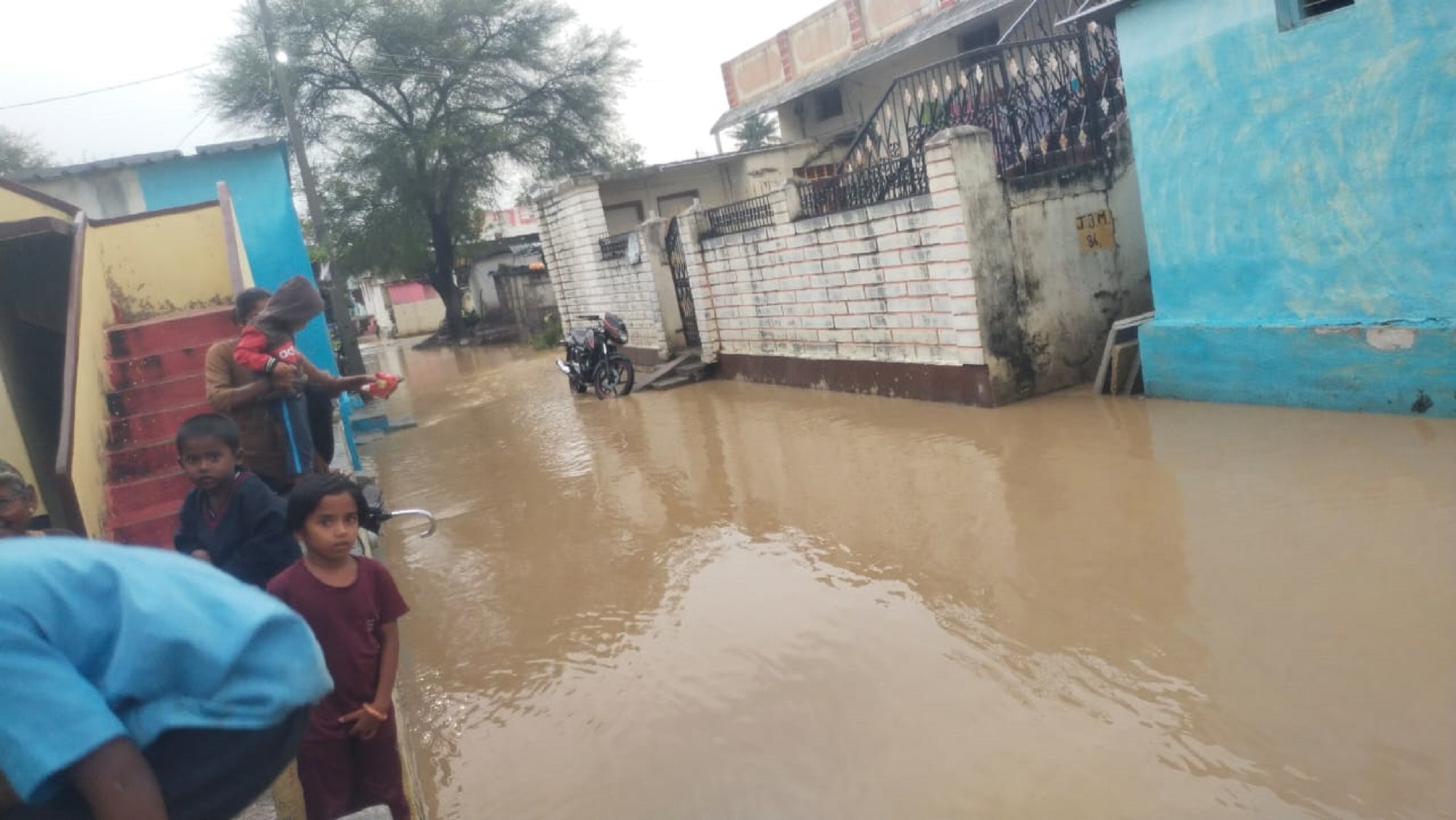 ಚಿಂಚೋಳಿ ತಾಲ್ಲೂಕು ಬೆನಕನಳ್ಳಿ ಗ್ರಾಮದಲ್ಲಿ ಪ್ರವಾಹದ ರೀತಿ ಮಳೆ ನೀರು ಹರಿದು ಮನೆಗಳು ಜಲಾವೃತವಾಗಿರುವುದು 
