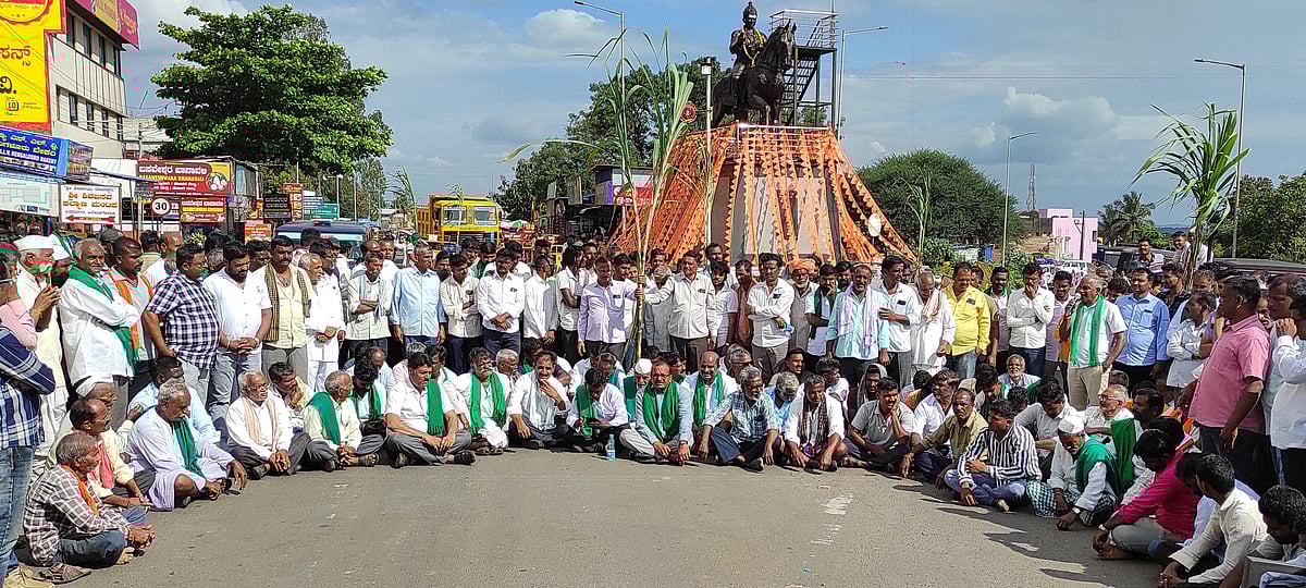 ಕಬ್ಬಿಗೆ ₹3500 ದರ ನಿಗದಿಗೆ ರಾಜ್ಯ ಹೆದ್ದಾರಿ ತಡೆದು ರೈತರ ಪ್ರತಿಭಟನೆ