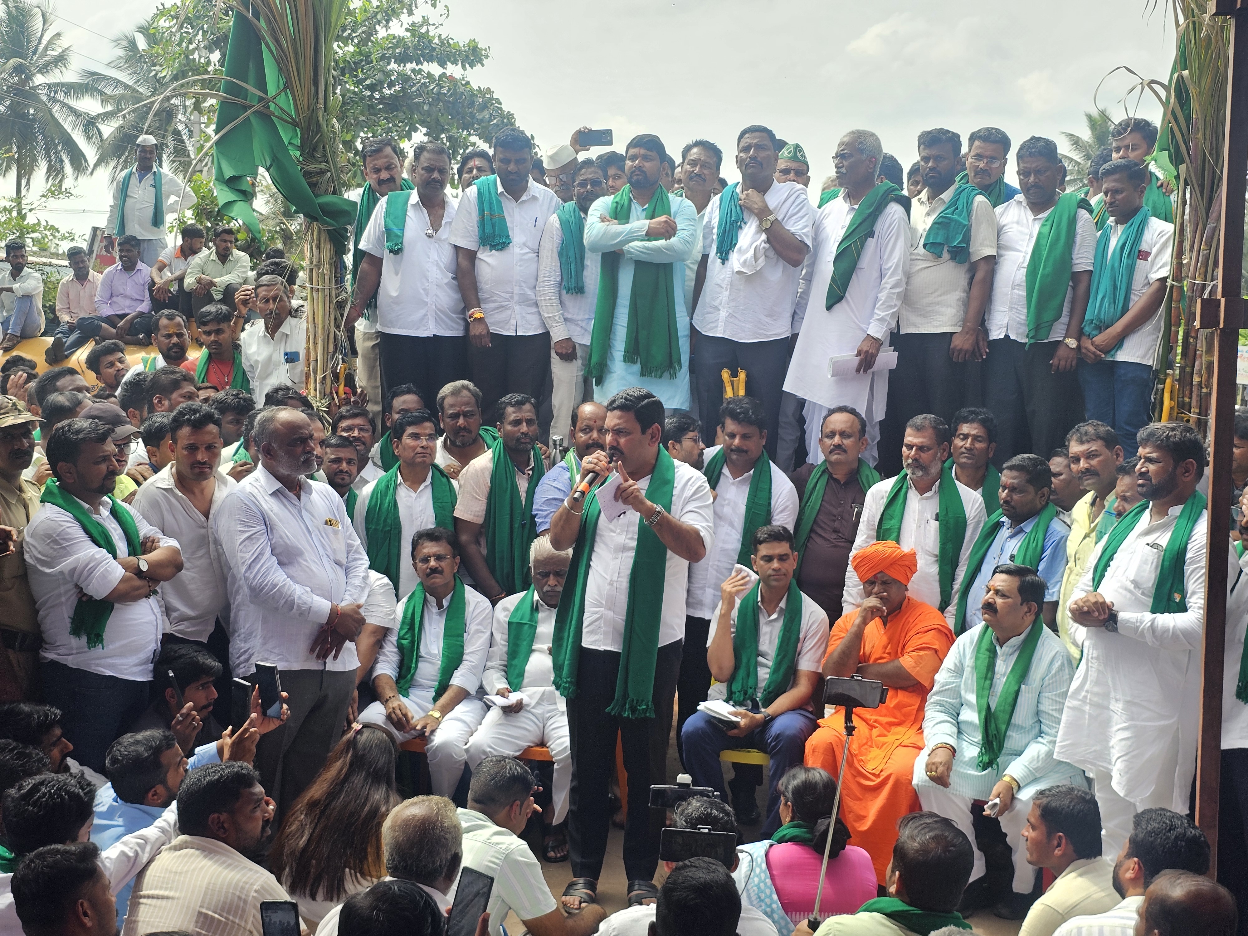 ಕಬ್ಬು ದರ ಪರಿಷ್ಕರಣೆಗೆ ಆಗ್ರಹಿಸಿ ಬೆಳಗಾವಿ ಜಿಲ್ಲೆಯ ಮೂಡಲಗಿ ತಾಲ್ಲೂಕಿನ ಗುರ್ಲಾಪುರ ಕ್ರಾಸ್‌ ಬಳಿ ರೈತರು ನಡೆಸಿದ ಅನಿರ್ದಿಷ್ಟಾವಧಿ ಮುಷ್ಕರ ಮಂಗಳವಾರ ಬಿ.ವೈ.ವಿಜಯೇಂದ್ರ ಮಾತನಾಡಿದರು 