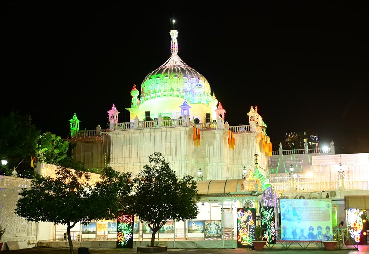 PHOTOS- ಗುರುನಾನಕ್ ಜಯಂತಿ: ವಿದ್ಯುತ್ ದೀಪಗಳಿಂದ ಅಲಂಕೃತಗೊಂಡ ಬೀದರ್‌ ಗುರುದ್ವಾರ