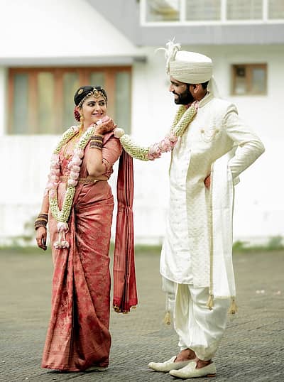 ಕಳೆದ ಮಾರ್ಚ್ ತಿಂಗಳಿನಲ್ಲಿ ಗಾಯಕಿ ಐಶ್ವರ್ಯಾ ರಂಗರಾಜನ್ ಹಾಗೂ ಸಾಯಿ ಸ್ವರೂಪ ಅವರ ನಿಶ್ಚಿತಾರ್ಥ ಸಮಾರಂಭ ನಡೆದಿತ್ತು. ಈಗ ಗಾಯಕಿ ಐಶ್ವರ್ಯಾ ರಂಗರಾಜನ್ ವೈವಾಹಿಕ ಜೀವನಕ್ಕೆ ಕಾಲಿಟ್ಟಿದ್ದಾರೆ.