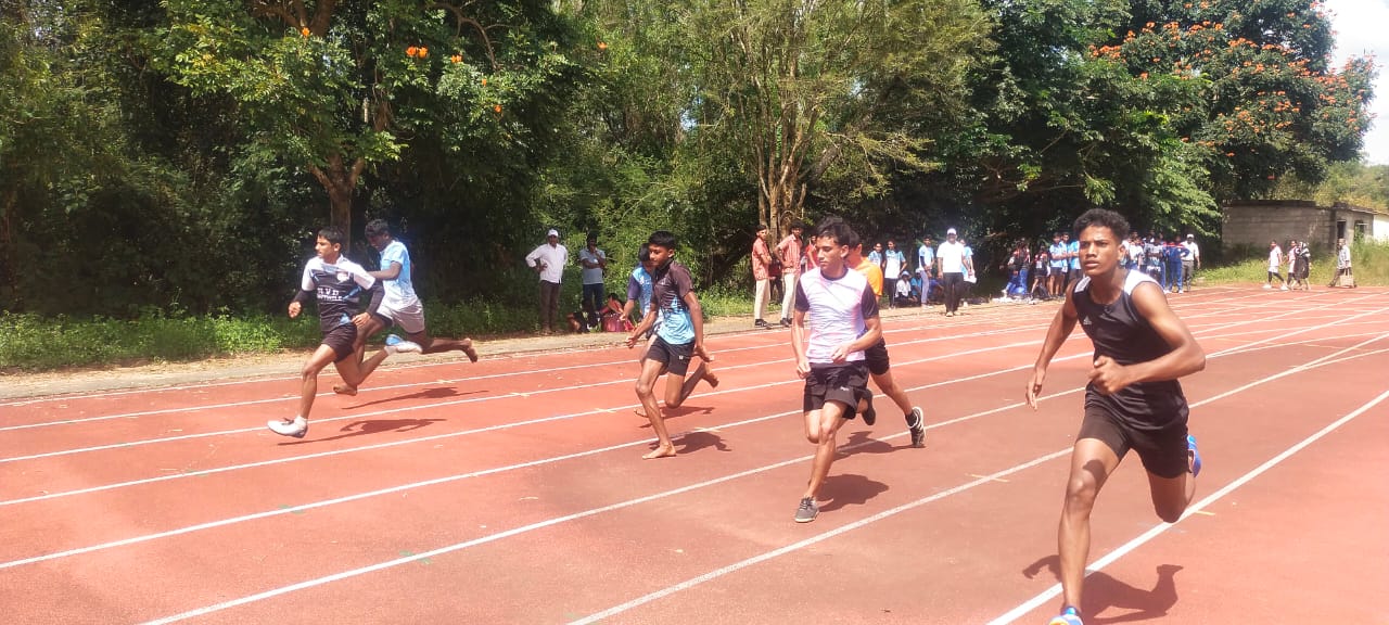ಕುಶಾಲನಗರ ಸಮೀಪದ ಕೂಡಿಗೆ ಡಯಟ್ ಮೈದಾನದಲ್ಲಿ ಶಾಲಾ ಶಿಕ್ಷಣ ಇಲಾಖೆ ವತಿಯಿಂದ ಮಂಗಳವಾರ ಏರ್ಪಡಿಸಿದ್ದ ಕೊಡಗು ಜಿಲ್ಲಾ ಮಟ್ಟದ ಶಾಲಾ ಕ್ರೀಡಾಕೂಟದ ಓಟ ಸ್ಪರ್ಧೆಯಲ್ಲಿ ಪಾಲ್ಗೊಂಡಿರುವ ವಿದ್ಯಾರ್ಥಿಗಳು.