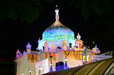 ಗುರುನಾನಕರ ಜಯಂತಿ ಅಂಗವಾಗಿ ಬೀದರ್ ನ ಗುರುದ್ವಾರವನ್ನು ವಿದ್ಯುತ್ ದೀಪಗಳಿಂದ ಅಲಂಕರಿಸಲಾಗಿದೆ