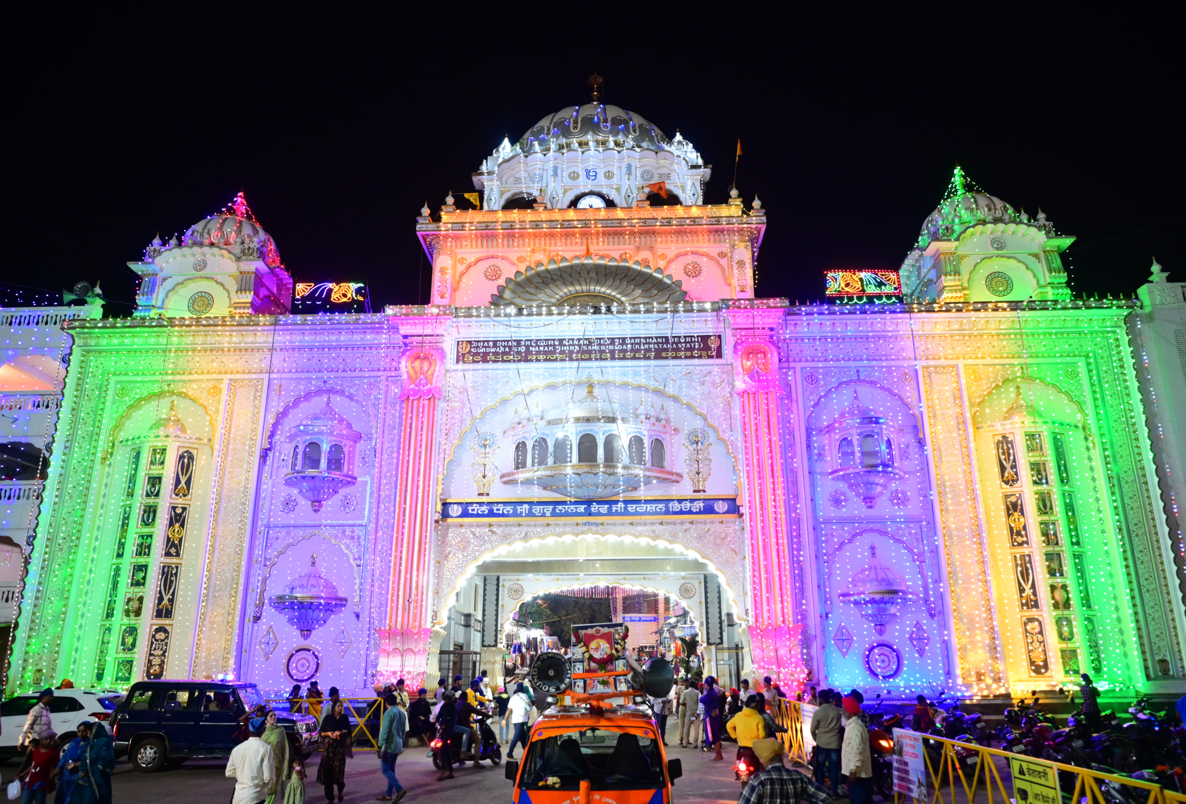 ವಿದ್ಯುತ್‌ ದೀಪಗಳಿಂದ ಝಗಮಗಿಸುತ್ತಿರುವ ಗುರುದ್ವಾರದ ಮುಖ್ಯ ಪ್ರವೇಶ ದ್ವಾರ