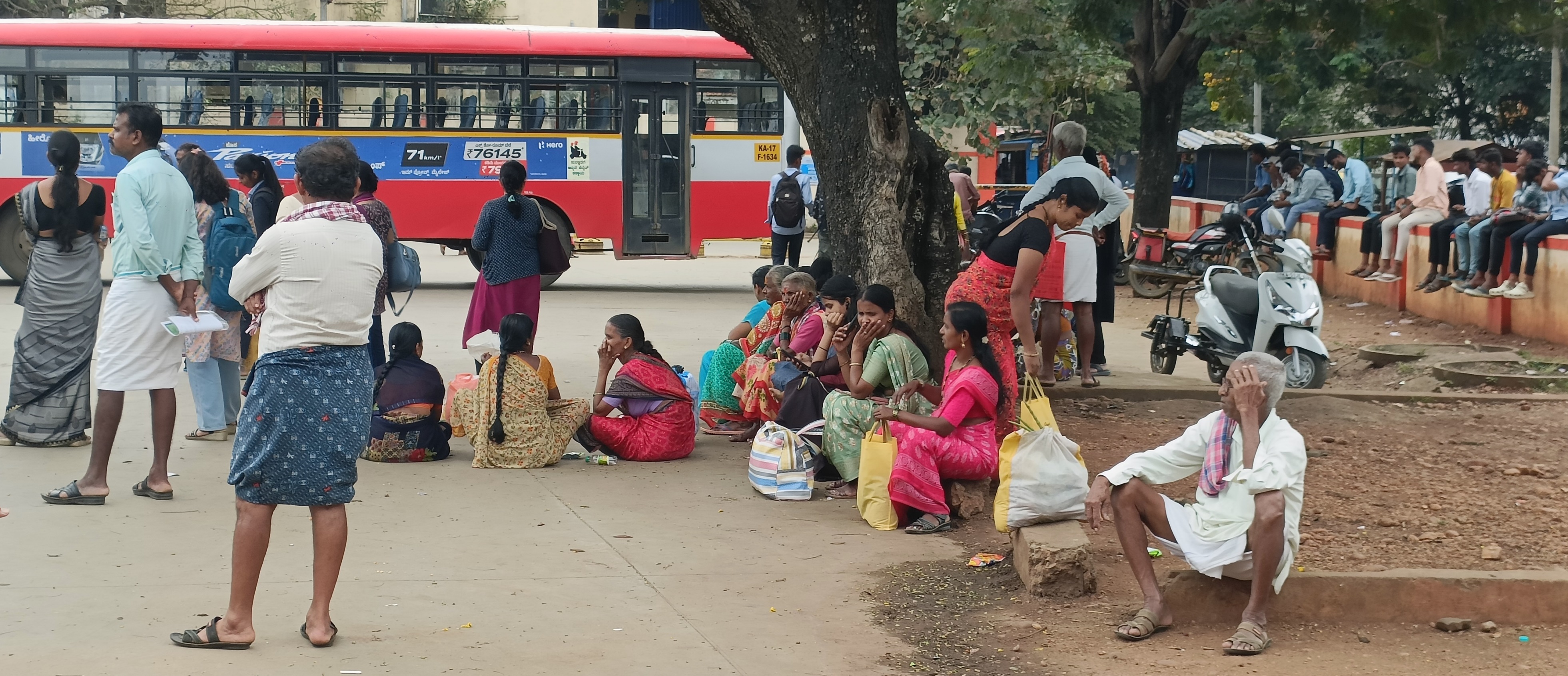 ಹರಿಹರದ ಕೆಎಸ್‌ಆರ್‌ಟಿಸಿ ಬಸ್ ನಿಲ್ದಾಣದ ಆವರಣದಲ್ಲಿರುವ ಮರದಡಿ ಕುಳಿತಿರುವ ಮಹಿಳೆಯರು ವೃದ್ಧರು