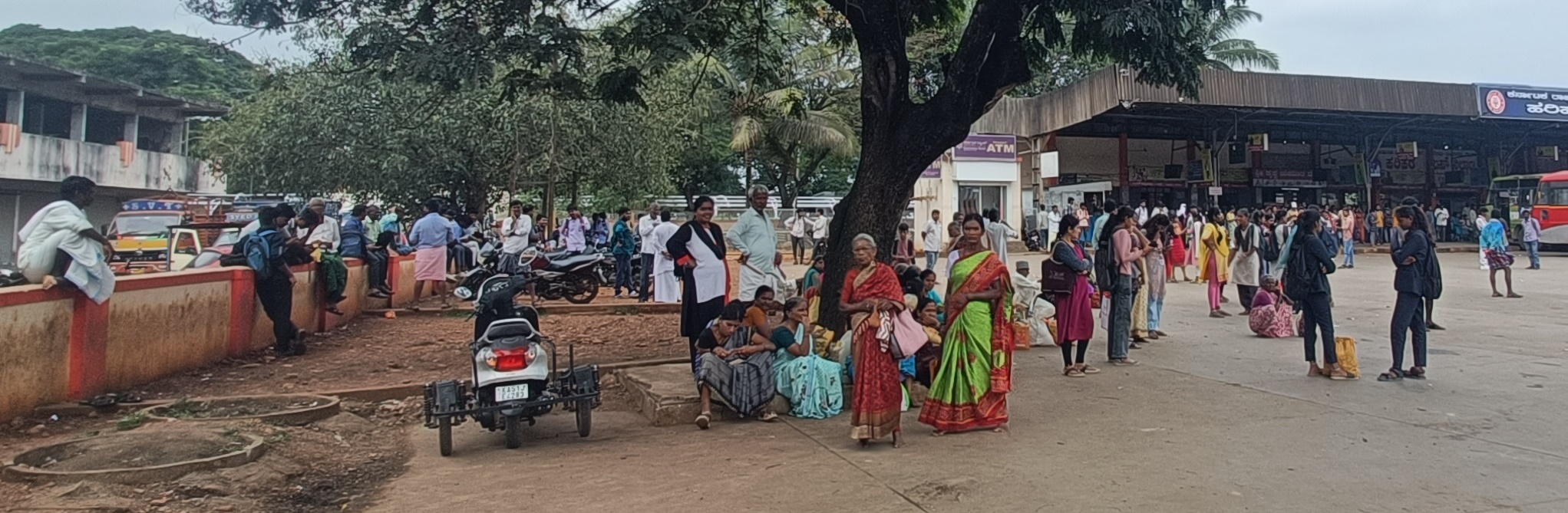 ಹರಿಹರದ ಕೆಎಸ್‌ಆರ್‌ಟಿಸಿ ಬಸ್ ನಿಲ್ದಾಣದಲ್ಲಿ ಕುಳಿತುಕೊಳ್ಳಲು ಅಗತ್ಯ ಸಂಖ್ಯೆಯ ಬೆಂಚ್‌ಗಳಿಲ್ಲದೆ ನಿಂತು ಬಸ್‌ಗೆ ಕಾಯುತ್ತಿರುವ ಪ್ರಯಾಣಿಕರು
