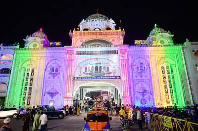 ಗುರುನಾನಕರ ಜಯಂತಿ ಅಂಗವಾಗಿ ಬೀದರ್ ನ ಗುರುದ್ವಾರವನ್ನು ವಿದ್ಯುತ್ ದೀಪಗಳಿಂದ ಅಲಂಕರಿಸಲಾಗಿದೆ