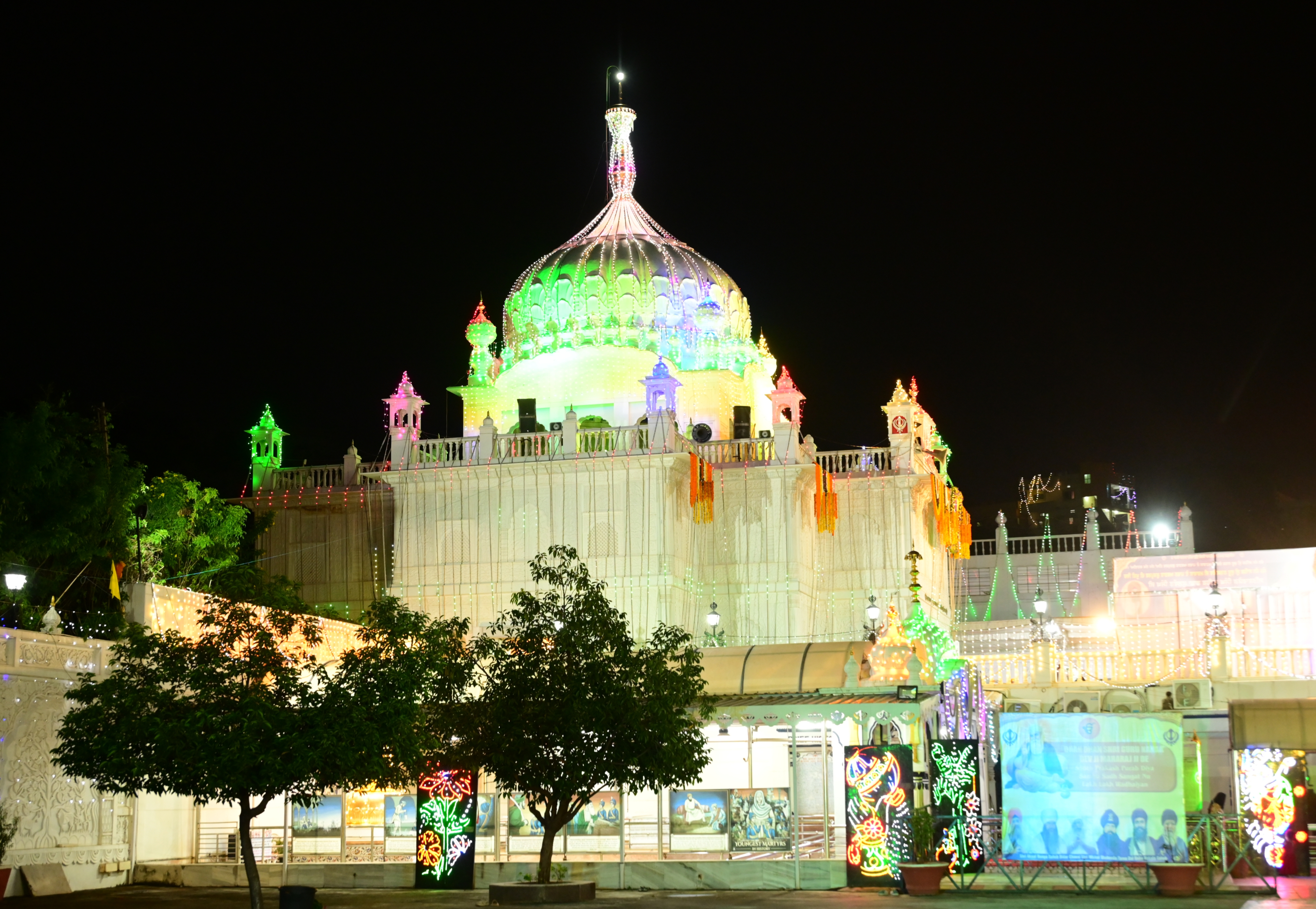 ವಿದ್ಯುತ್‌ ದೀಪಗಳ ಬೆಳಕಿನಲ್ಲಿ ಮಿನುಗುತ್ತಿರುವ ಗುರುದ್ವಾರ