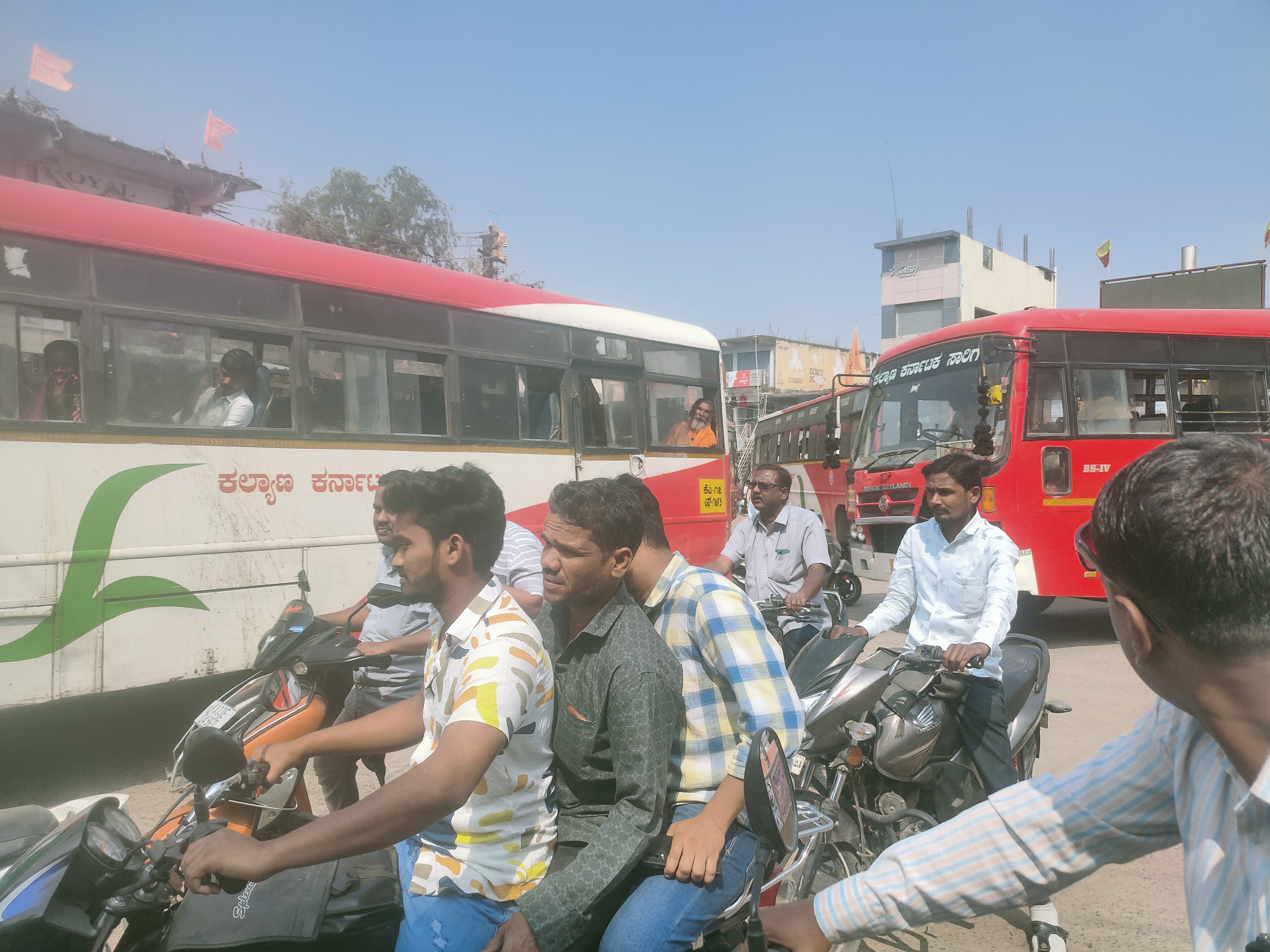 ಸುರಪುರದ ಗಾಂಧಿವೃತ್ತದಲ್ಲಿ ಉಂಟಾಗಿರುವ ಟ್ರಾಫಿಕ್ ಜಾಮ್