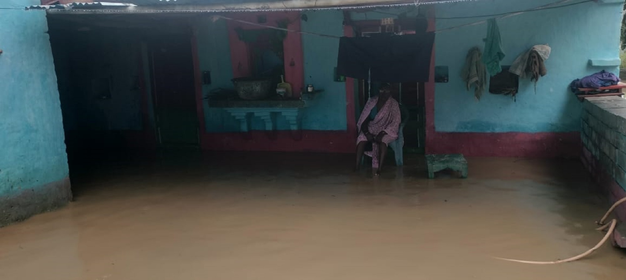 ಚಿಂಚೋಳಿ ತಾಲ್ಲೂಕು ಬೆನಕನಳ್ಳಿ ಗ್ರಾಮದ ಹೊಸ ಬಡಾವಣೆಯಲ್ಲಿ ಪ್ರವಾಹದ ನೀರು ಮನೆಗಳಿಗೆ ನುಗ್ಗಿದ್ದರಿಂದ ಅಜ್ಜಿಯೊಬ್ಬರು ಖುರ್ಚಿಯ ಮೇಲೆ ಕುಳಿತಿರುವುದು
