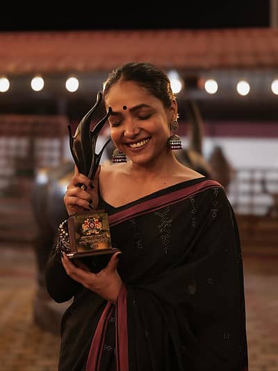 ಪ್ರಶಸ್ತಿ ಪುರಸ್ಕೃತರಿಗೆ ಪ್ರಶಸ್ತಿ ಪ್ರದಾನ ಮಾಡಿದ ಮುಖ್ಯಮಂತ್ರಿ ಸಿದ್ದರಾಮಯ್ಯ.