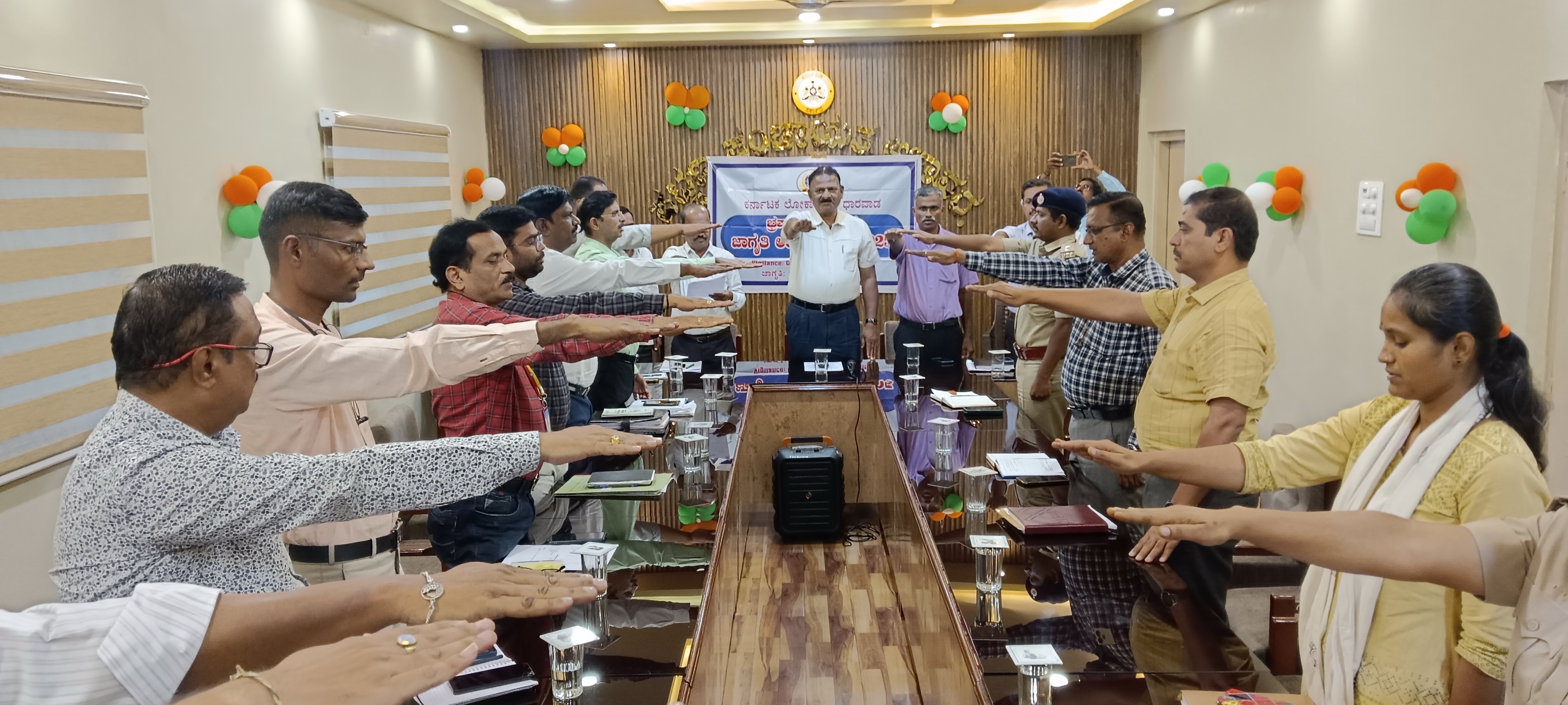 ಭ್ರಷ್ಟಾಚಾರ ತಡೆಯಲು ತಹಶೀಲ್ದಾರ್ ಬಸವರಾಜ ಬೆಣ್ಣೆಶಿರೂರ ಪ್ರತಿಜ್ಞಾ ವಿಧಿ ಬೋದಿಸಿದ