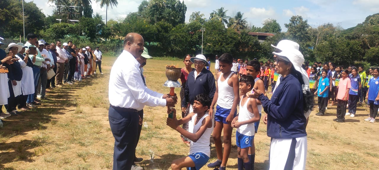 ಕುಶಾಲನಗರ ಸಮೀಪದ ಕೂಡಿಗೆ ಡಯಟ್ ಮೈದಾನದಲ್ಲಿ ಶಾಲಾ ಶಿಕ್ಷಣ ಇಲಾಖೆ ವತಿಯಿಂದ ಮಂಗಳವಾರ ಏರ್ಪಡಿಸಿದ್ದ ಕೊಡಗು ಜಿಲ್ಲಾ ಮಟ್ಟದ ಶಾಲಾ ಕ್ರೀಡಾಕೂಟದ ಕ್ರೀಡಾಜ್ಯೋತಿಯನ್ನು ಕ್ಷೇತ್ರ ಶಿಕ್ಷಣಾಧಿಕಾರಿ ಎಂ.ಕೃಷ್ಣಪ್ಪ ಬೆಳಗಿಸಿದರು.