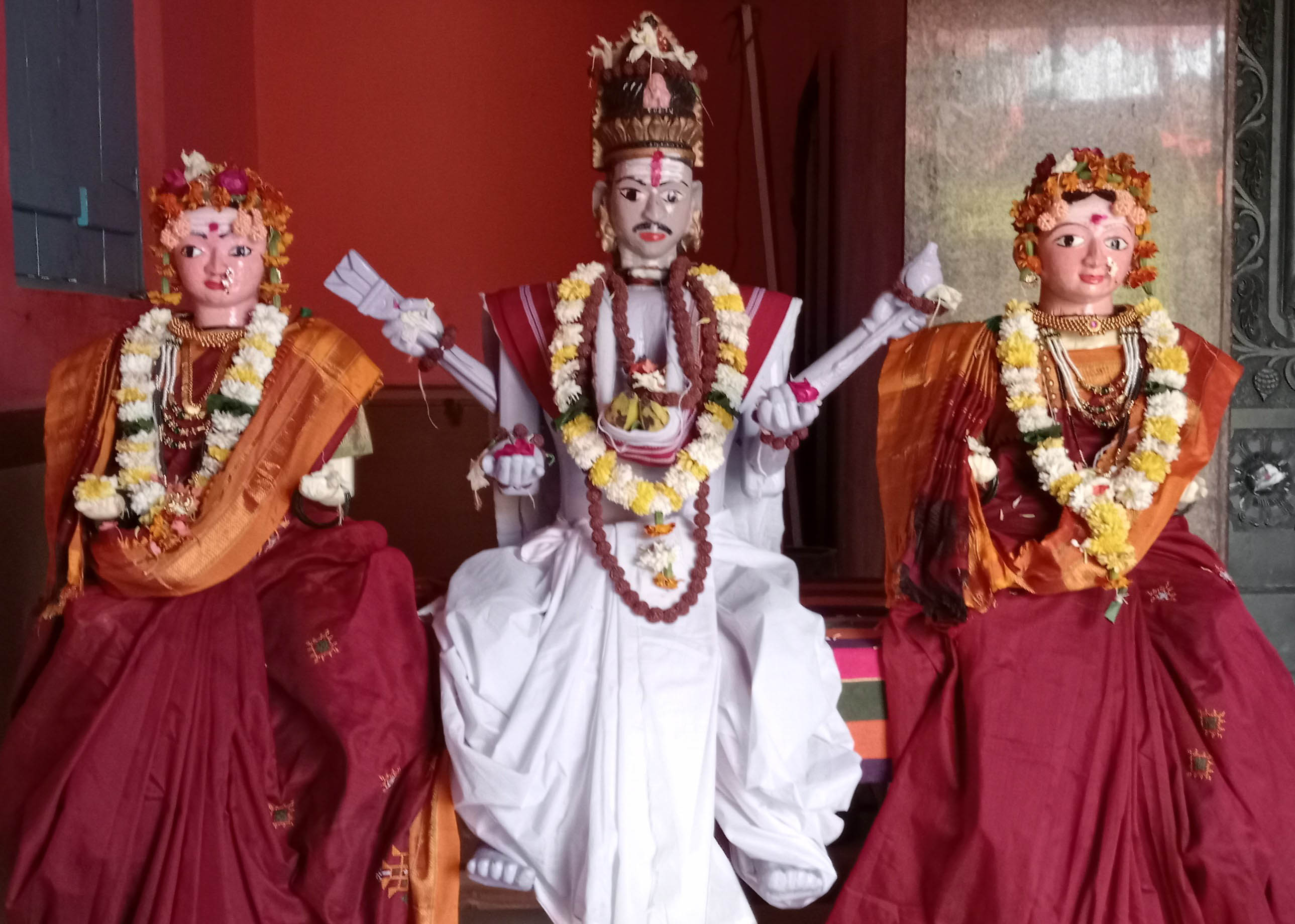 ಉಪ್ಪಿನಬೆಟಗೇರಿ ಗ್ರಾಮದ ಗಣಪತಿ ಗುಡಿಯಲ್ಲಿ ಪ್ರತಿಷ್ಠಾಪಿಸಿರುವ ಪರಮೇಶ್ವರ ಪಾರ್ವತಿ ಗೌರಮ್ಮನ ಮೂರ್ತಿಗಳು  (ಸಂಗ್ರಹ ಚಿತ್ರ)  