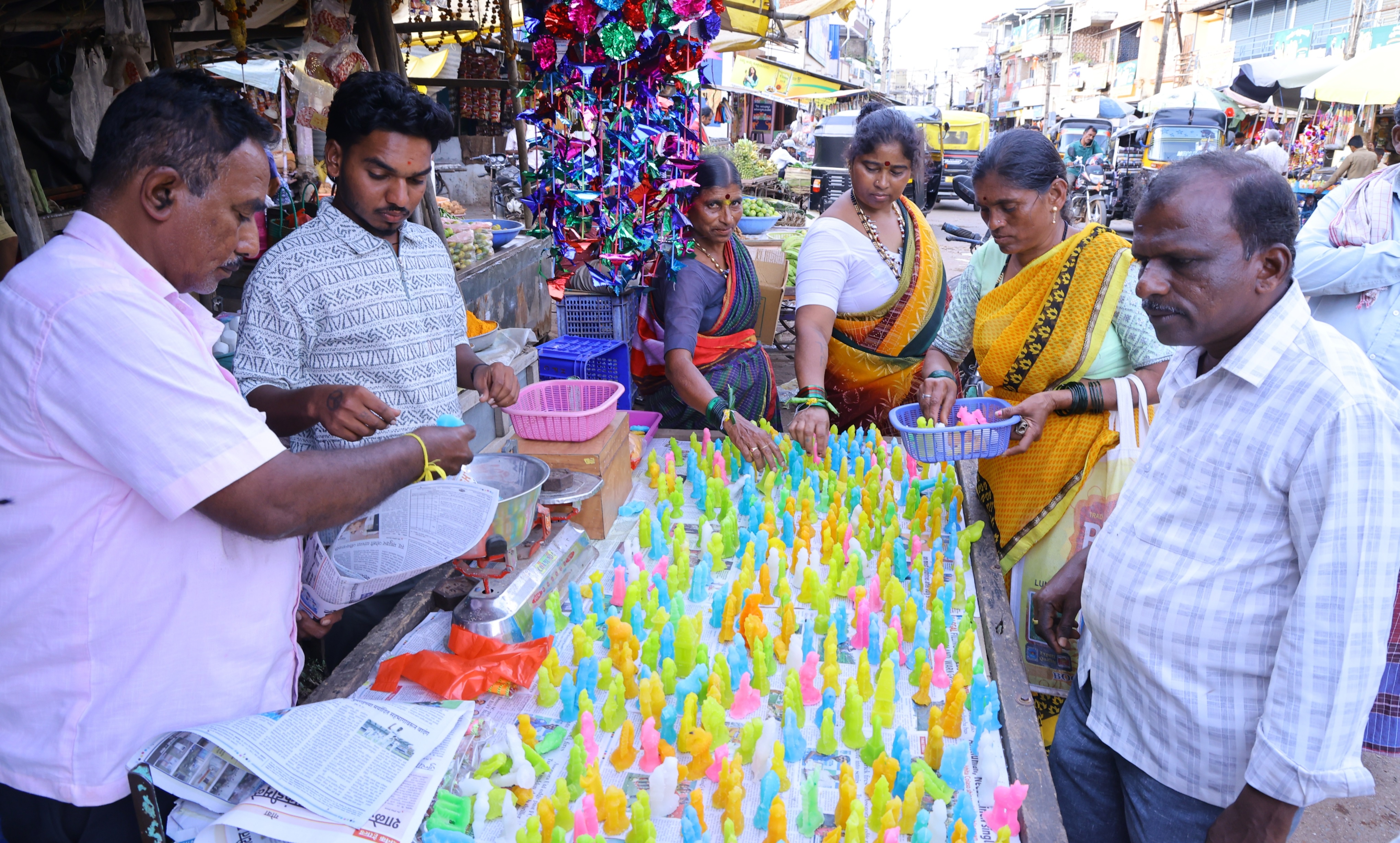 ಹಾವೇರಿಯ ಎಂ.ಜಿ. ರಸ್ತೆಯಲ್ಲಿ ಜನರು ಸಕ್ಕರೆ ಗೊಂಬೆಗಳನ್ನು ಖರೀದಿಸಿದರು