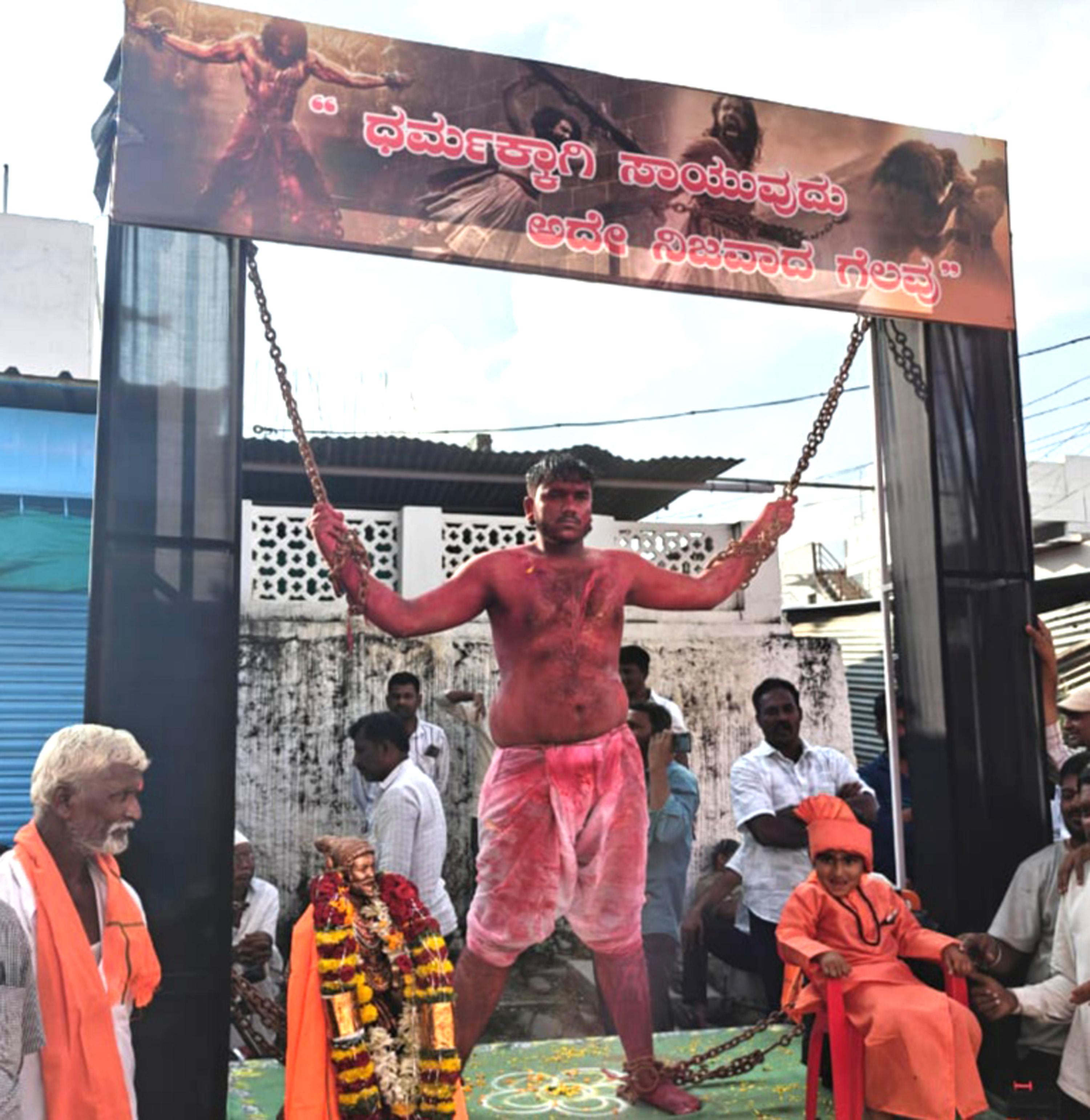 ದೇಶ ರಕ್ಷಣೆ ಮತ್ತು ಧರ್ಮ ರಕ್ಷಣೆಯ ತತ್ವ ಸಾರುವ ಅಣಕು ಪ್ರದರ್ಶನ ತೋರಿದ ಯುವಕ