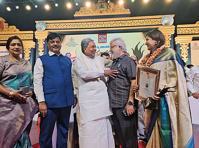 ನಟಿ ಮೇಘನಾ ರಾಜ್ ಅವರಿಗೂ ಮುಖ್ಯಮಂತ್ರಿ ಸಿದ್ದರಾಮಯ್ಯನವರು ಕನ್ನಡ ರಾಜ್ಯೋತ್ಸವದಂದು ಪ್ರಶಸ್ತಿ ಪ್ರದಾನ ಮಾಡಿದ್ದಾರೆ. 