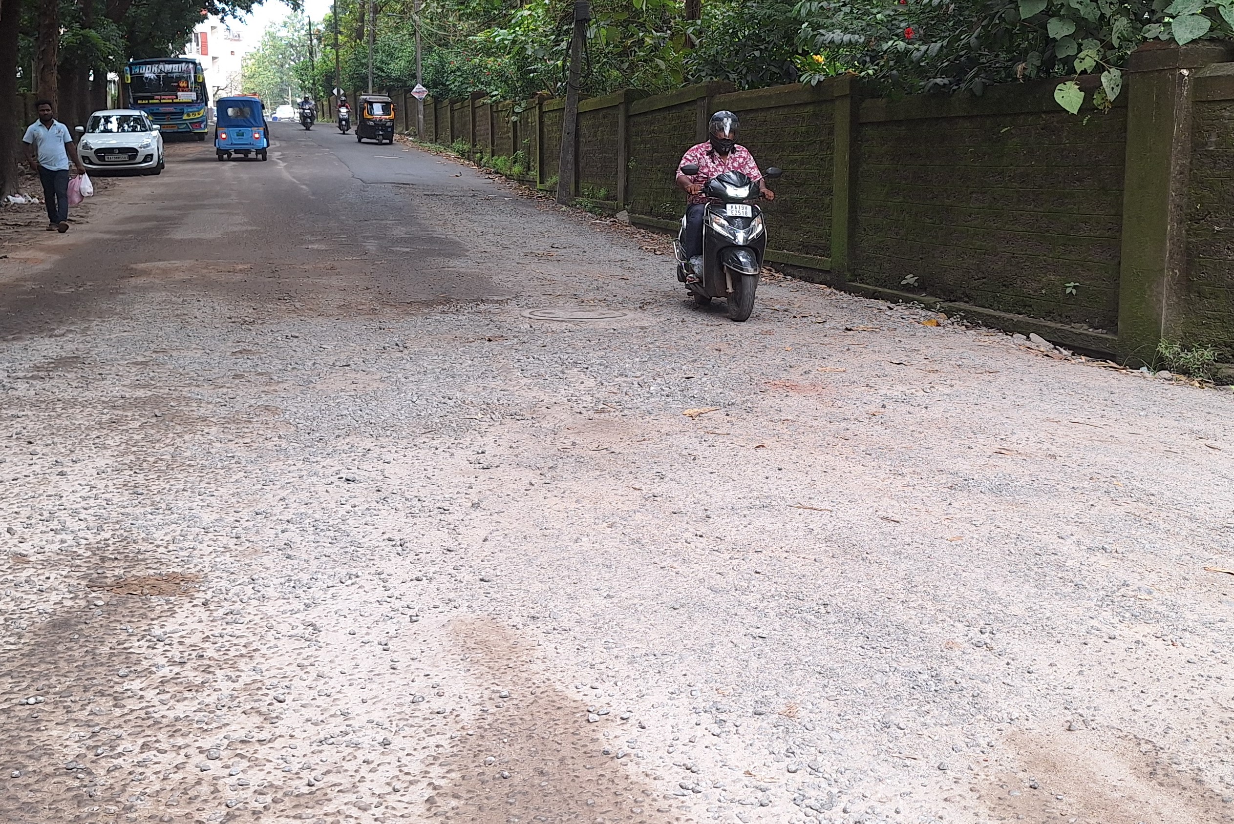 ಡಾಂಬರ್ ಹರಿದು ಗುಂಡಿ ಬಿದ್ದಿರುವ ವೆಲೆನ್ಸಿಯಾ– ಗೋರಿಗುಡ್ಡ ರಸ್ತೆ