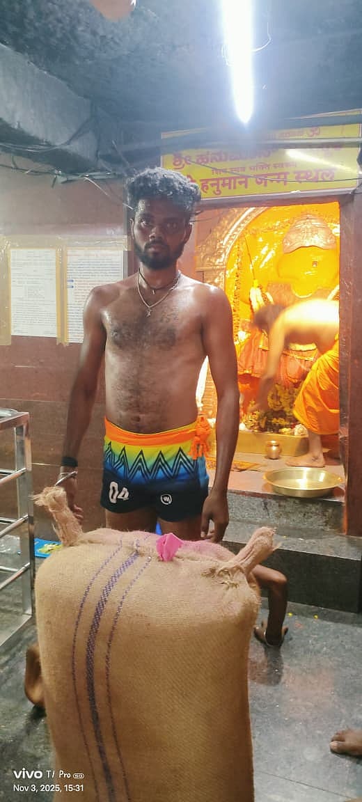 101ಕೆ.ಜಿ ಜೋಳದ ಚೀಲಹೊತ್ತು ಅಂಜನಾದ್ರಿ ಬೆಟ್ಟ ಏರಿದ ಭಕ್ತ