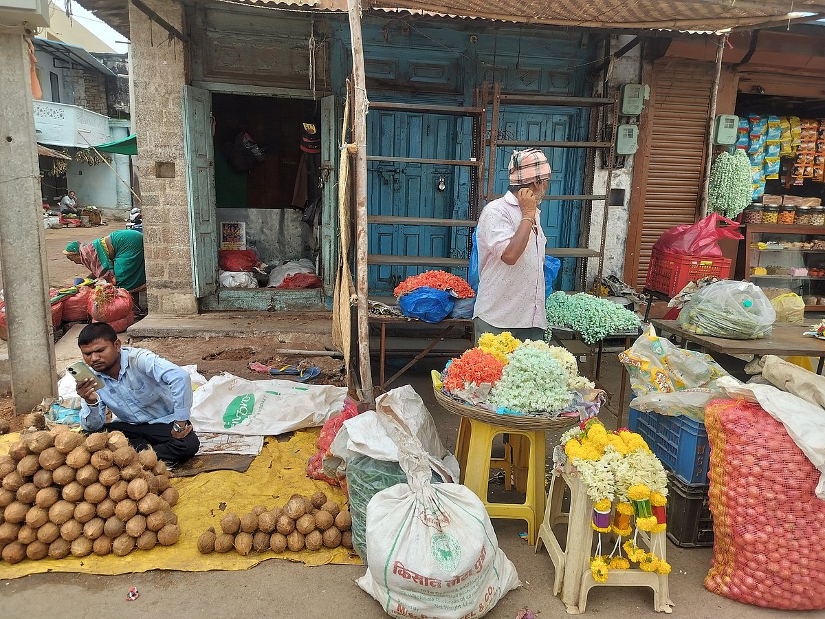 ಯಾದಗಿರಿ: ಟ್ರಾಫಿಕ್‌ ಜಾಮ್; ಬೀದಿಬದಿ ವ್ಯಾಪಾರಿಗಳಿಂದ ಸಂಚಾರಕ್ಕೆ ಸಂಚಕಾರ