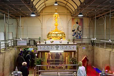 ಗುರುನಾನಕರ ಜಯಂತಿ ಅಂಗವಾಗಿ ಬೀದರ್ ನ ಗುರುದ್ವಾರವನ್ನು ವಿದ್ಯುತ್ ದೀಪಗಳಿಂದ ಅಲಂಕರಿಸಲಾಗಿದೆ