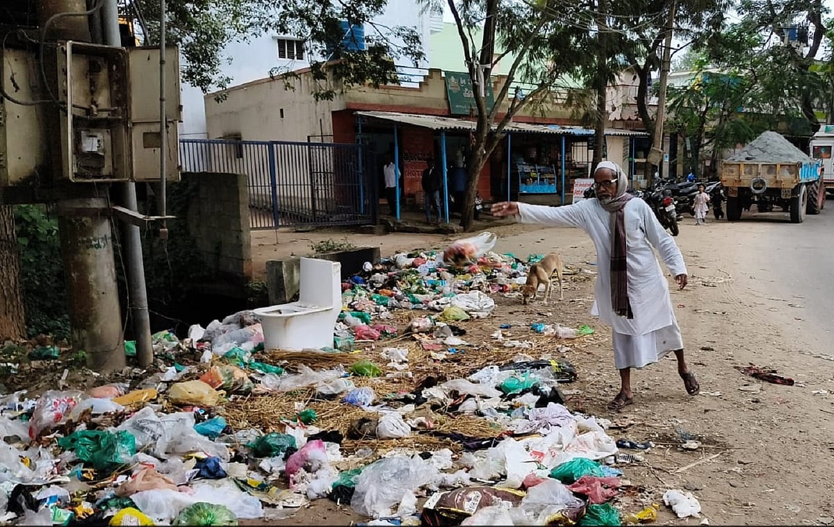 ಆನೇಕಲ್: ರಸ್ತೆಯಲ್ಲಿ ಕಸ ಸುರಿದವರಿಗೆ ಸ್ಥಳದಲ್ಲೇ ಸನ್ಮಾನ!