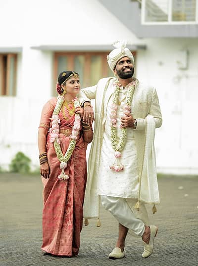 ಸರಿಗಮಪ ಕಾರ್ಯಕ್ರಮದ ಮೂಲಕ ಖ್ಯಾತಿ ಪಡೆದುಕೊಂಡಿದ್ದ ಗಾಯಕಿ ಐಶ್ವರ್ಯಾ ರಂಗರಾಜನ್ ಅವರು ಮಂಗಳೂರು ಮೂಲದ ಸಾಯಿ ಸ್ವರೂಪ ಎಂಬುವವರ ಜೊತೆಗೆ ಮದುವೆ ಆಗಿದ್ದಾರೆ.