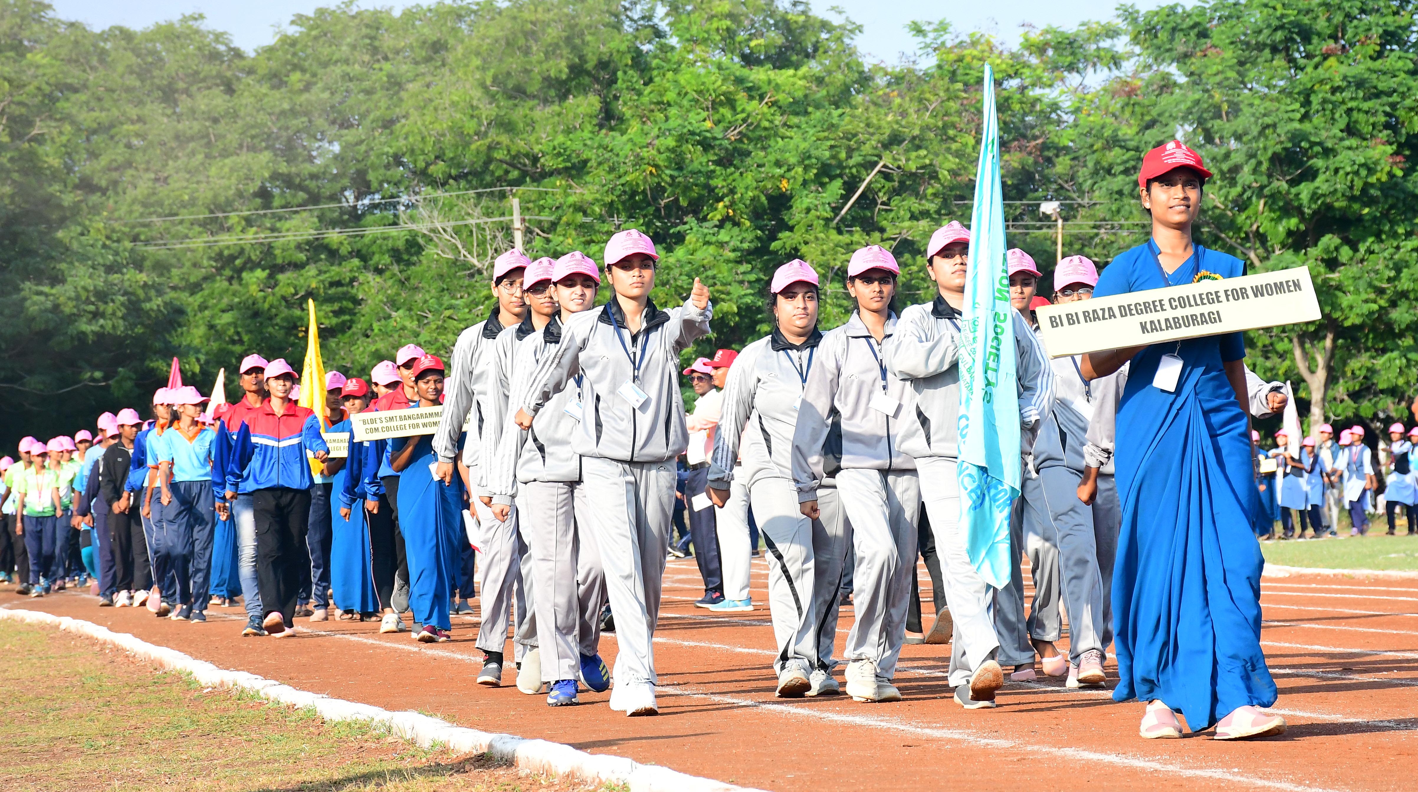 ಕಲಬುರಗಿಯ ಬೀಬಿ ರೋಜಾ ಪದವಿ ಕಾಲೇಜಿನ ವಿದ್ಯಾರ್ಥಿಗಳು ಪಥಸಂಚಲನ ನಡೆಸಿದರು