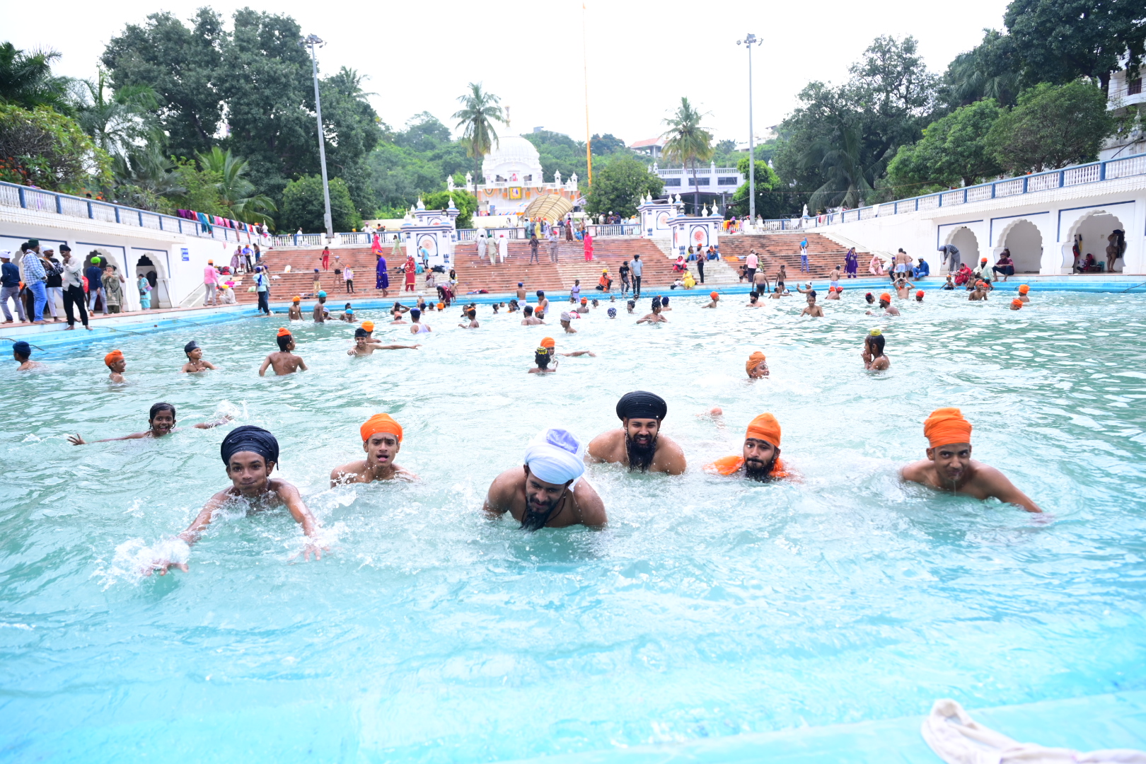 ಗುರುದ್ವಾರದ ಪರಿಸರದಲ್ಲಿರುವ ಸ್ನಾನಕೊಳದಲ್ಲಿ ಭಕ್ತರು ಮಿಂದೆದ್ದರು