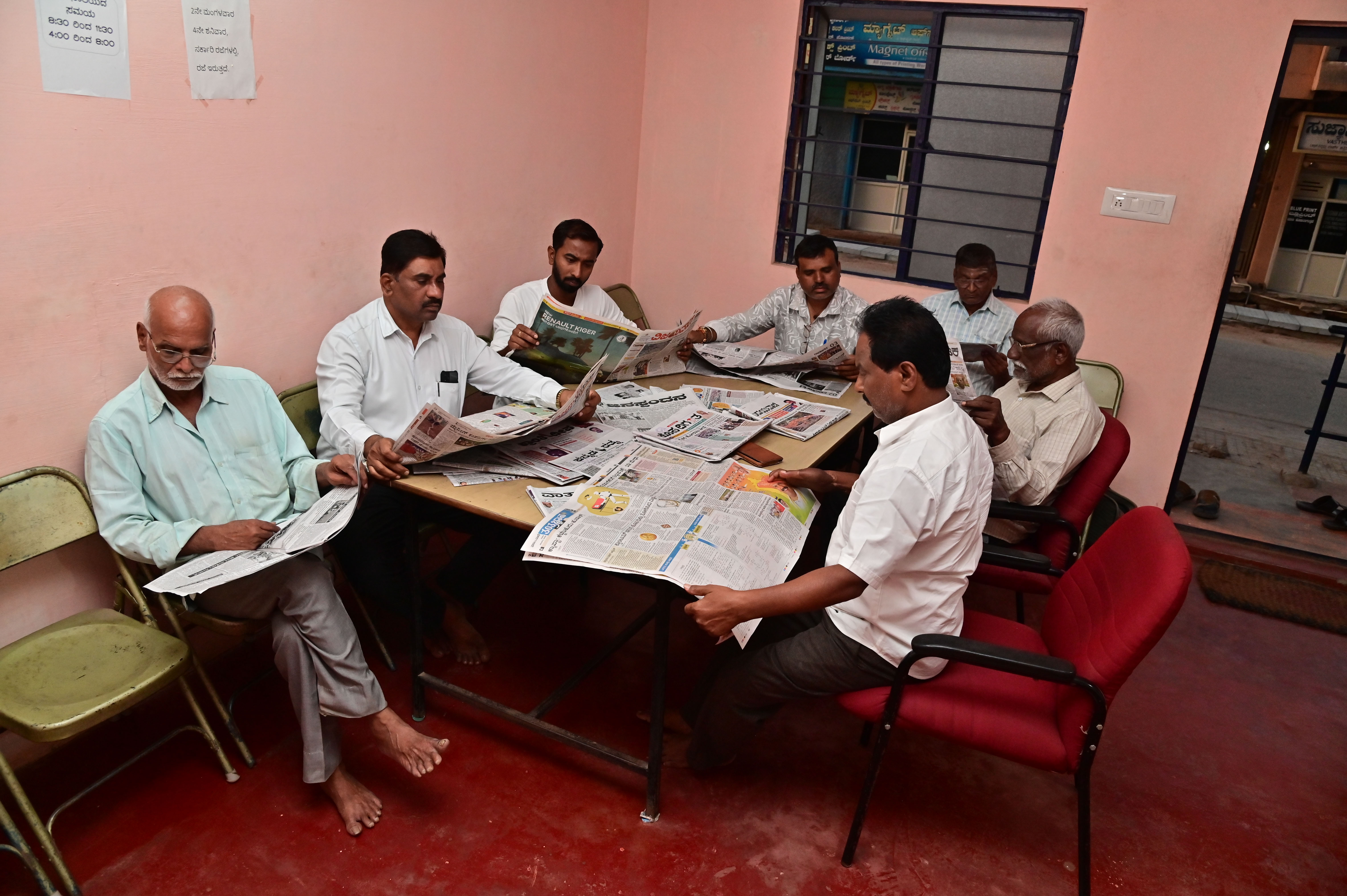 ದಾವಣಗೆರೆಯ ಕೆ.ಬಿ. ಬಡಾವಣೆಯ ಬಳ್ಳಾರಿ ಸಿದ್ಧಮ್ಮ ಉದ್ಯಾನದಲ್ಲಿರುವ ವಾಚನಾಲಯದಲ್ಲಿ ಪತ್ರಿಕೆ ಓದುತ್ತಿರುವ ಜನರು –ಪ್ರಜಾವಾಣಿ ಚಿತ್ರ