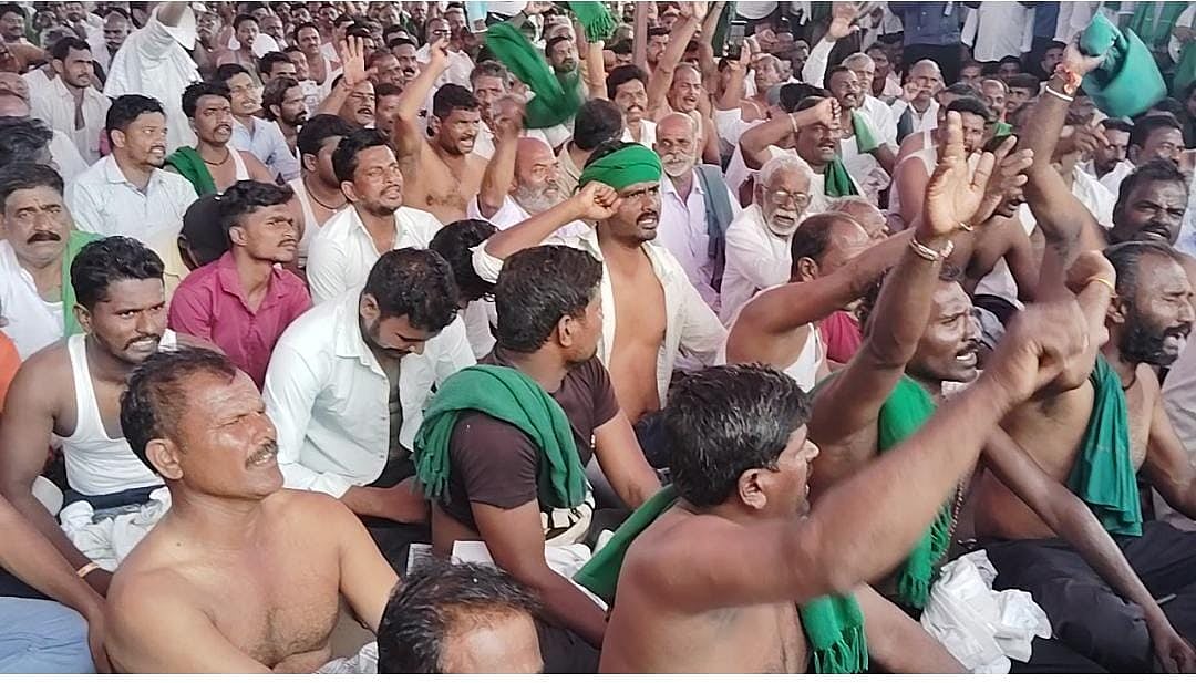 ಮೂಡಲಗಿ: ಅರೆಬೆತ್ತಲೆ ಪ್ರತಿಭಟನೆ ಮಾಡಿದ ರೈತರು