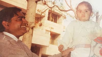 ಬಾಲಕನಾಗಿದ್ದ ವಿರಾಟ್ ಕೊಹ್ಲಿ ತಂದೆಯ ಜೊತೆಗಿರುವುದನ್ನು ಈ ಫೊಟೋದಲ್ಲಿ ಕಾಣಬಹುದು.