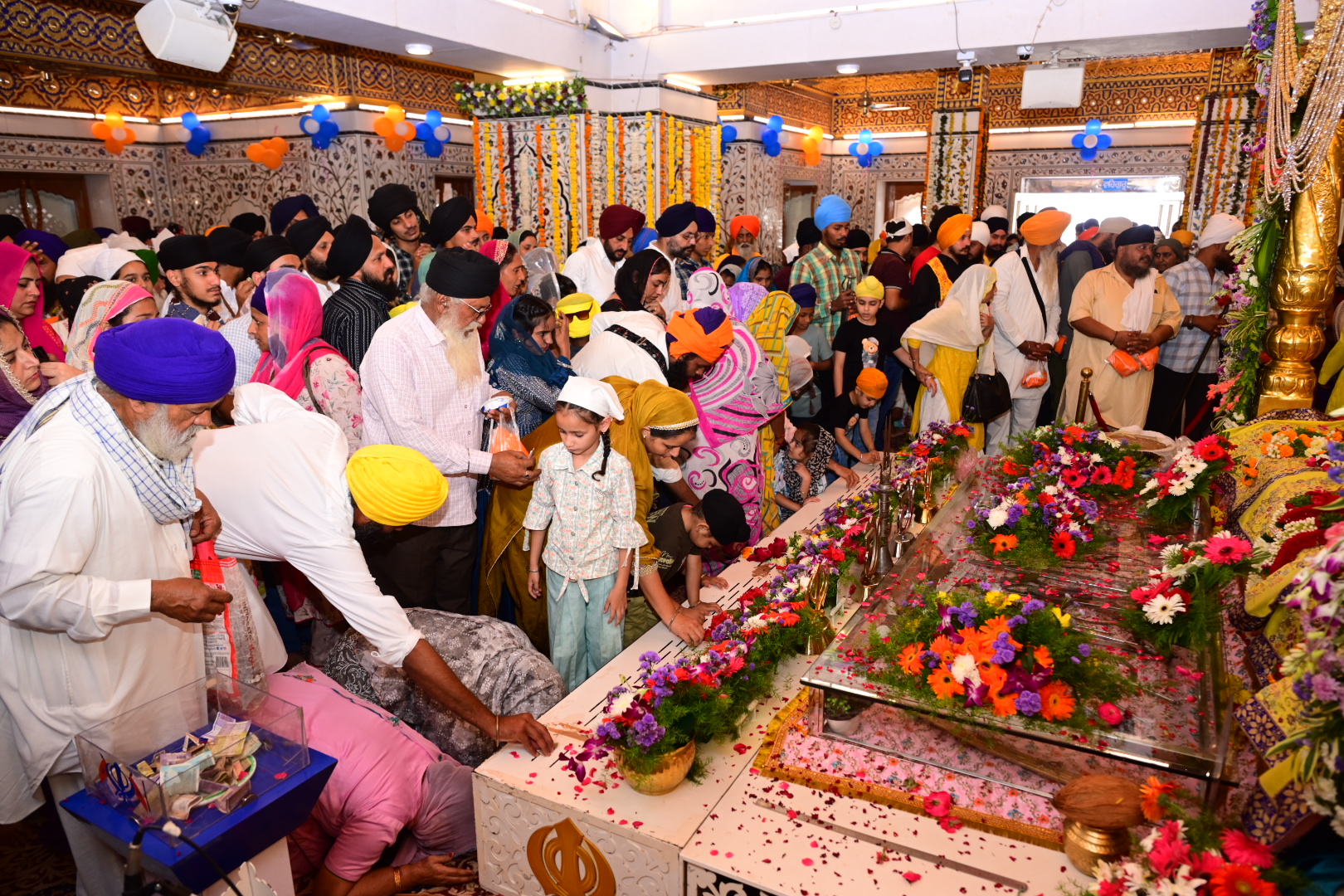 ಭಕ್ತರು ‘ಗುರುಗ್ರಂಥ ಸಾಹೀಬ್‌’ ದರ್ಶನ ಪಡೆದರು