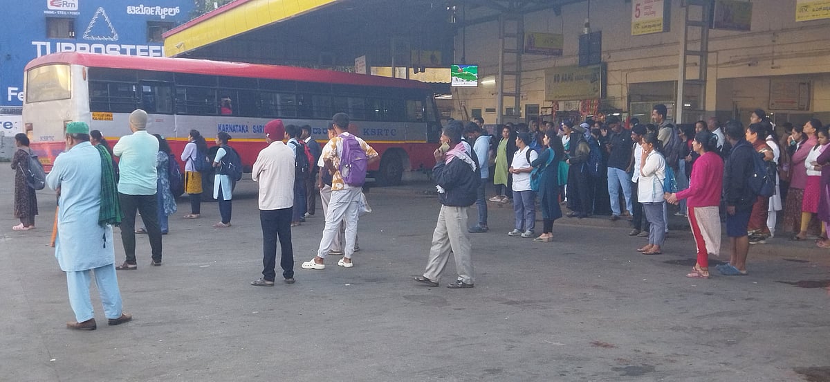 ಅರಸೀಕೆರೆ: ಬಸ್‌ಗೆ ಕಾಯುವುದೇ ವಿದ್ಯಾರ್ಥಿಗಳ ಕಾಯಕ!