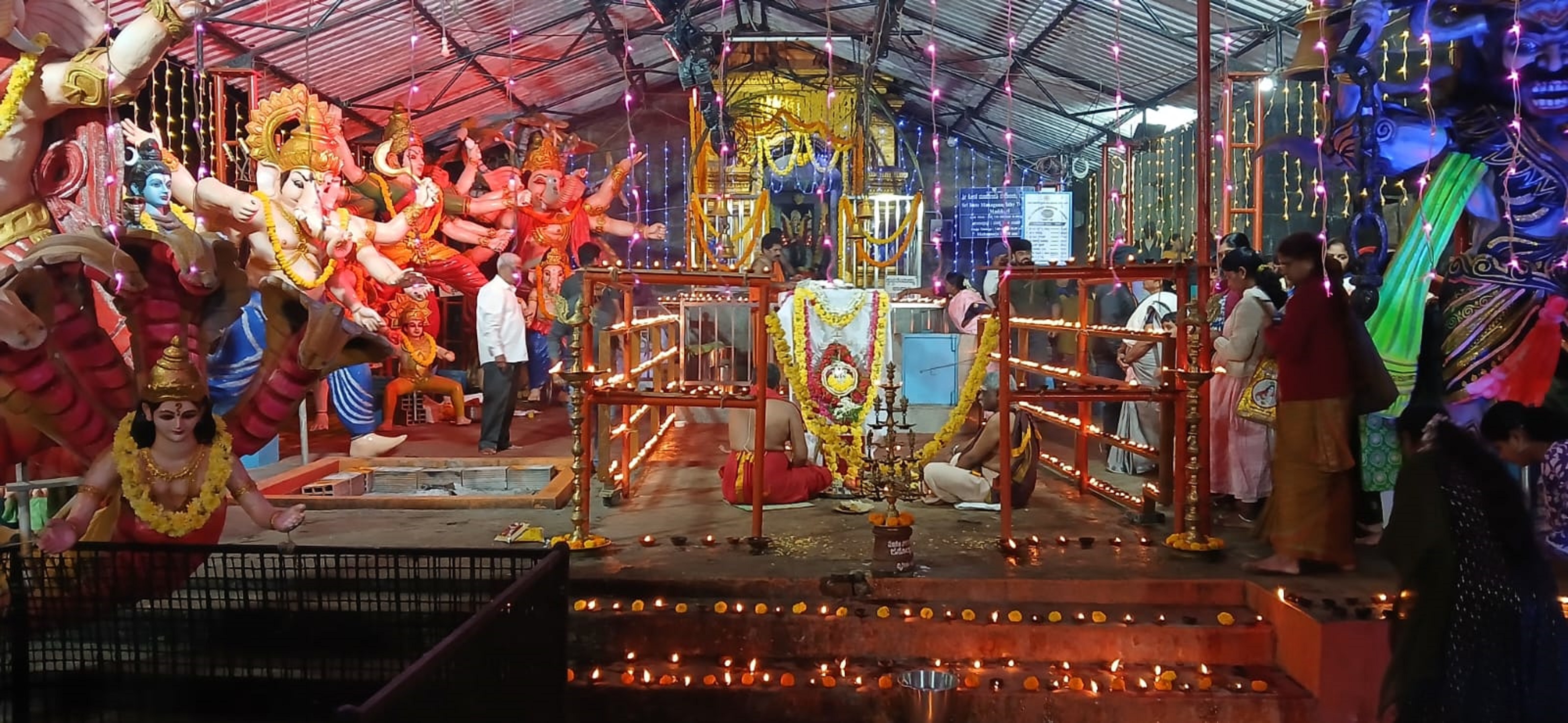 ಕೋಟೆ ಆಂಜನೇಯಸ್ವಾಮಿ ದೇಗುಲದಲ್ಲಿ ಬುಧವಾರ ರಾತ್ರಿ ಶಾಂತಿಪೂಜೆ ನೆರವೇರಿತು