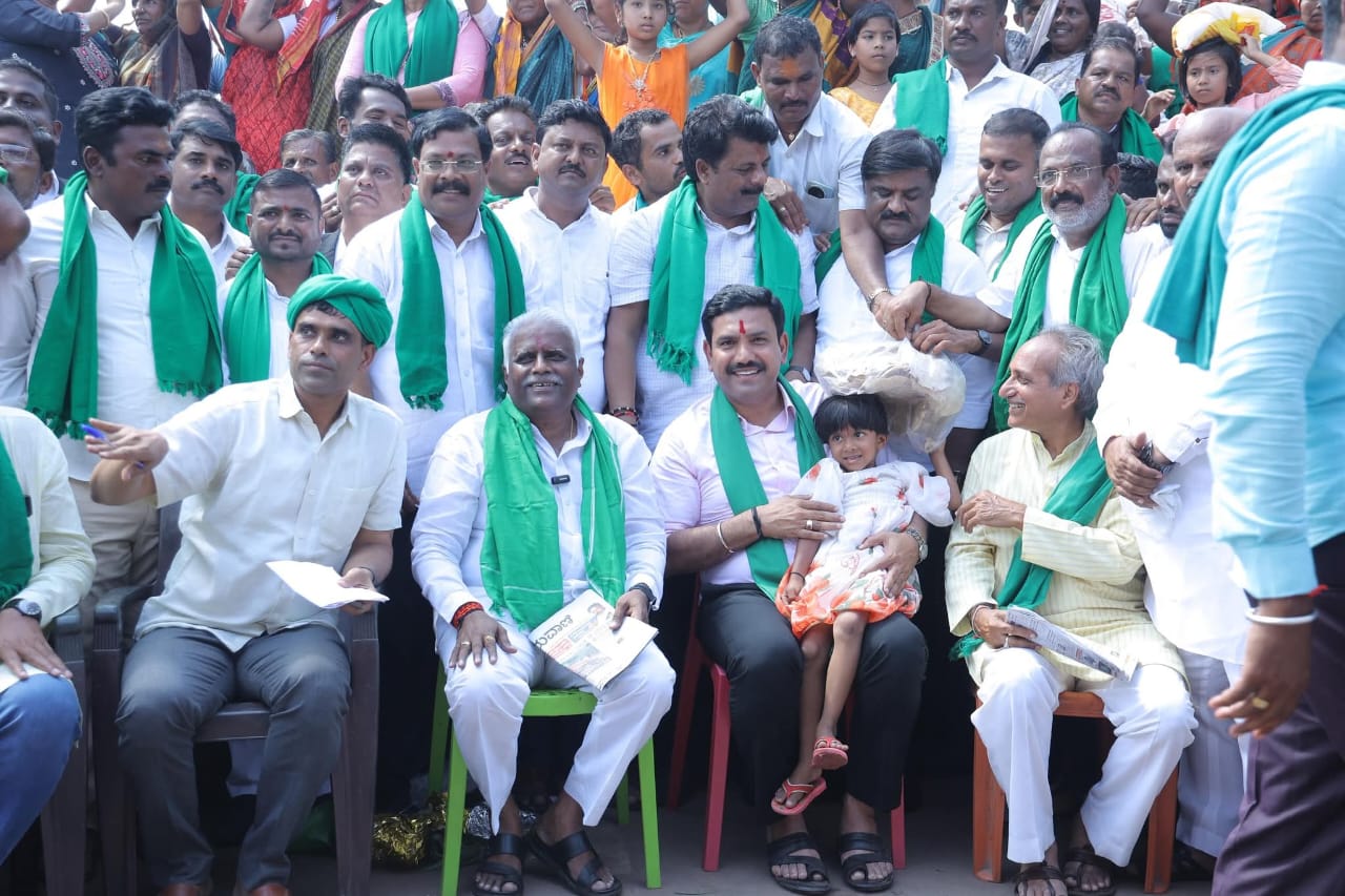 ಮೂಡಲಗಿ ತಾಲ್ಲೂಕಿನ ಗುರ್ಲಾಪುರ ಬಳಿಯಲ್ಲಿ ರೈತರ ಹೋರಾಟದ ಸ್ಥಳದಲ್ಲಿ ಬಿ.ವೈ. ವಿಜಯೇಂದ್ರ ಜನ್ಮ ದಿನ ಆಚರಿಸಿಕೊಂಡರು